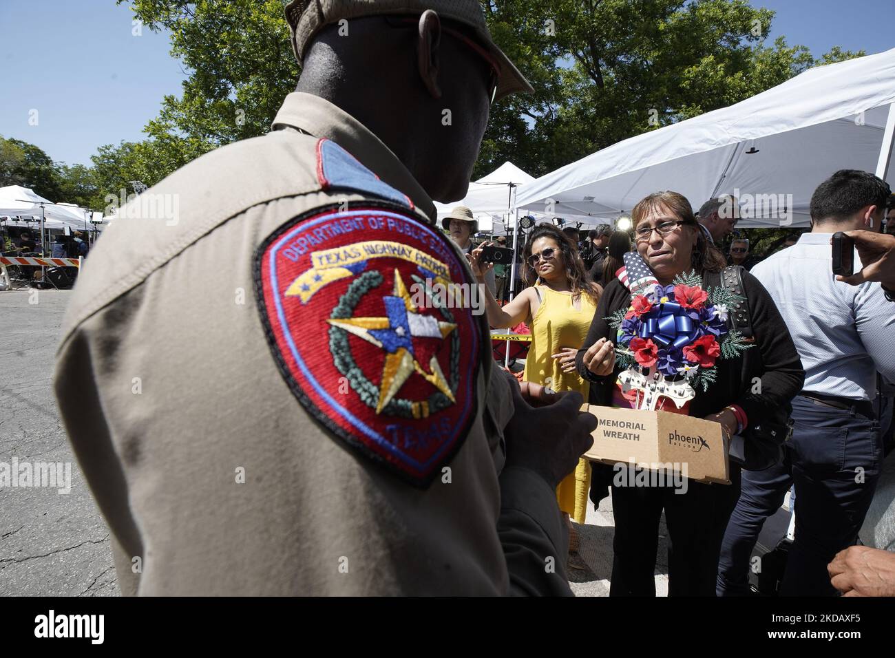 Les gens apportent des fleurs à un mémorial en pleine croissance à l'école d'Elemntary de Robb après des fusillades de masse d'antan sur 25 mai 2022 à Uvalde, Texas, Etats-Unis. Sur 25 mai 2022 à Uvalde, Texas, Etats-Unis. Mardi, Salvador Ramos aurait tué 19 étudiants et 2 enseignants lors d'une fusillade de masse avant d'être tué par des policiers de l'école élémentaire Robb. La fusillade à l'école est l'une des plus meurtrières de l'histoire américaine depuis le massacre de Columbine en 1999 dans le Colorado et selon des sources « la fusillade de de masse de 27th cette année ». (Photo de John Lamparski/NurPhoto) Banque D'Images