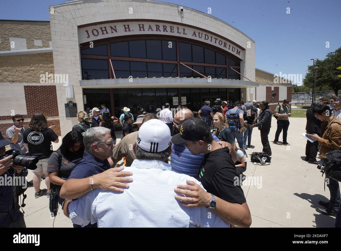 Peopel pary à l'école secondaire d'Uvalde après une conférence de presse sur la fusillade de masse à l'école élémentaire de Robb sur 25 mai 2022 à Uvalde, Texas, Etats-Unis. Mardi, Salvador Ramos aurait tué 19 étudiants et 2 enseignants lors d'une fusillade de masse avant d'être tué par des policiers de l'école élémentaire Robb. La fusillade à l'école est l'une des plus meurtrières de l'histoire américaine depuis le massacre de Columbine en 1999 dans le Colorado et selon des sources « la fusillade de de masse de 27th cette année ». (Photo de John Lamparski/NurPhoto) Banque D'Images