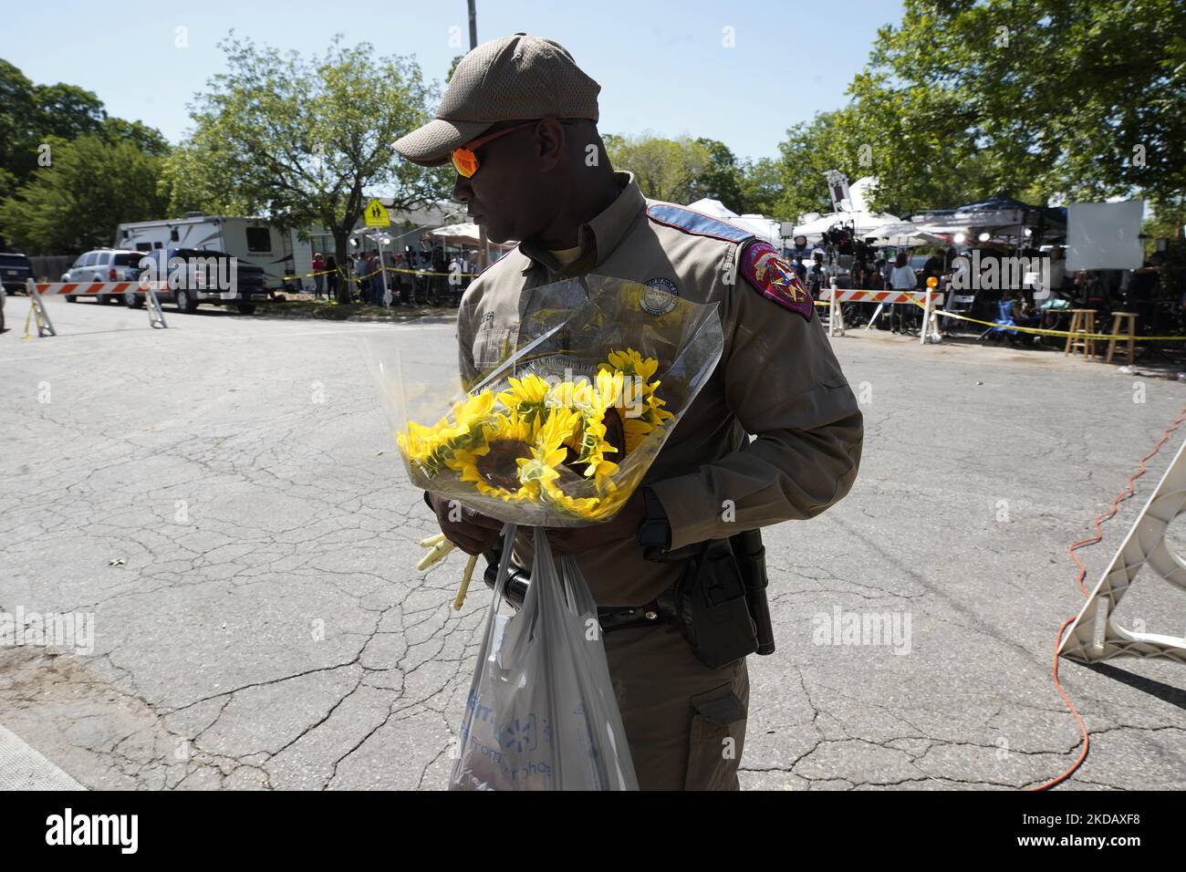La patrouille routière du Texas transporte les fleuris donnés par le public à un mémorial croissant à l'école d'Elemntary de Robb après des fusillades de masse d'hier sur 25 mai 2022 à Uvalde, Texas, États-Unis. On 25 mai 2022 à Uvalde, Texas, États-Unis. Mardi, Salvador Ramos aurait tué 19 étudiants et 2 enseignants lors d'une fusillade de masse avant d'être tué par des policiers de l'école élémentaire Robb. La fusillade à l'école est l'une des plus meurtrières de l'histoire américaine depuis le massacre de Columbine en 1999 dans le Colorado et selon des sources « la fusillade de de masse de 27th cette année ». (Photo de John Lamparski/NurPhoto) Banque D'Images