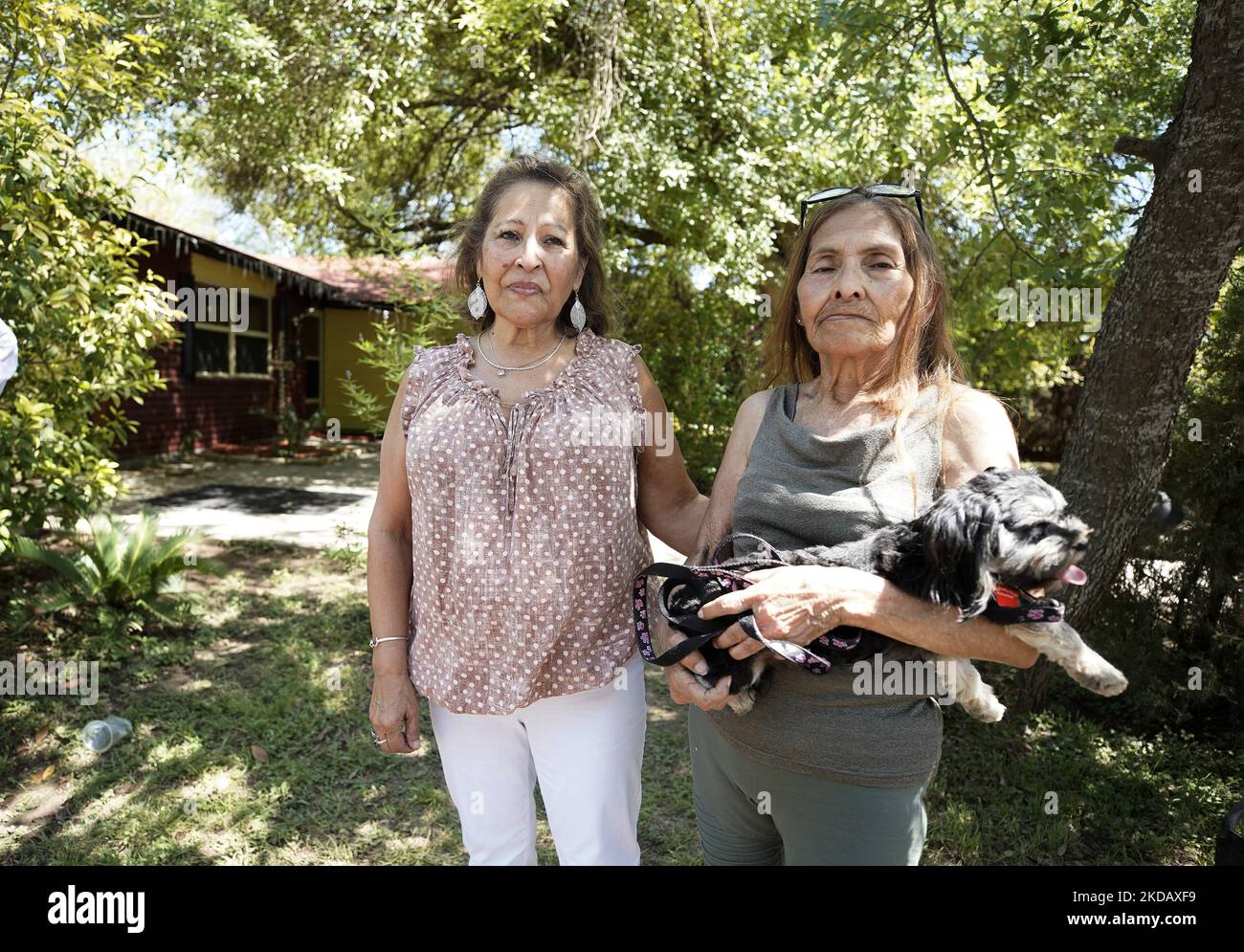 Les femmes dont les petits enfants ont pu échapper à l'école élémentaire Robb. Pose de tir de masse scolaire sur 25 mai 2022 à Uvalde, Texas, États-Unis. Mardi, Salvador Ramos aurait tué 19 étudiants et 2 enseignants lors d'une fusillade de masse avant d'être tué par des policiers de l'école élémentaire Robb. La fusillade à l'école est l'une des plus meurtrières de l'histoire américaine depuis le massacre de Columbine en 1999 dans le Colorado et selon des sources « la fusillade de de masse de 27th cette année ». (Photo de John Lamparski/NurPhoto) Banque D'Images