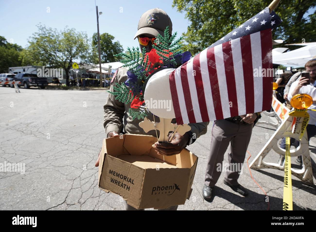 La patrouille routière du Texas transporte les fleuris donnés par le public à un mémorial croissant à l'école d'Elemntary de Robb après des fusillades de masse d'hier sur 25 mai 2022 à Uvalde, Texas, États-Unis. On 25 mai 2022 à Uvalde, Texas, États-Unis. Mardi, Salvador Ramos aurait tué 19 étudiants et 2 enseignants lors d'une fusillade de masse avant d'être tué par des policiers de l'école élémentaire Robb. La fusillade à l'école est l'une des plus meurtrières de l'histoire américaine depuis le massacre de Columbine en 1999 dans le Colorado et selon des sources « la fusillade de de masse de 27th cette année ». (Photo de John Lamparski/NurPhoto) Banque D'Images
