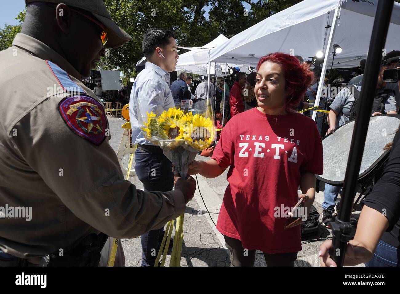 Les gens apportent des fleurs à un mémorial en pleine croissance à l'école d'Elemntary de Robb après des fusillades de masse d'antan sur 25 mai 2022 à Uvalde, Texas, Etats-Unis. Sur 25 mai 2022 à Uvalde, Texas, Etats-Unis. Mardi, Salvador Ramos aurait tué 19 étudiants et 2 enseignants lors d'une fusillade de masse avant d'être tué par des policiers de l'école élémentaire Robb. La fusillade à l'école est l'une des plus meurtrières de l'histoire américaine depuis le massacre de Columbine en 1999 dans le Colorado et selon des sources « la fusillade de de masse de 27th cette année ». (Photo de John Lamparski/NurPhoto) Banque D'Images