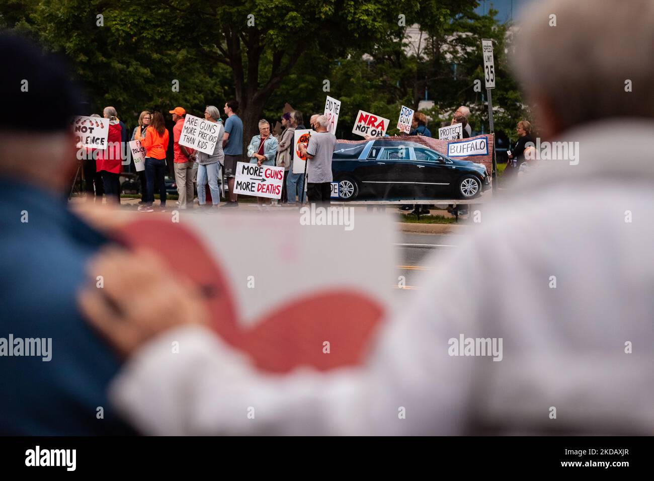 Des manifestants assistent à une veillée aux chandelles à Fairfax, en Virginie, pour les victimes des massacres d'Uvalde et de Buffalo, à 25 mai 2022. Sur 24 mai, un tireur est entré à l'école élémentaire Robb et a tué 19 élèves et 2 enseignants dans la pire fusillade depuis Sandy Hook en 2012. Malgré des centaines de fusillades de masse et des milliers de morts liées aux armes à feu chaque année, le Congrès et les tribunaux refusent de prendre des mesures pour enrayer la violence. (Photo d'Allison Bailey/NurPhoto) Banque D'Images Des manifestants assistent à une veillée aux chandelles à Fairfax, en Virginie, pour les victimes des massacres d'Uvalde et de Buffalo, à 25 mai 2022. Sur 24 mai, un tireur est entré à l'école élémentaire Robb et a tué 19 élèves et 2 enseignants dans la pire fusillade depuis Sandy Hook en 2012. Malgré des centaines de fusillades de masse et des milliers de morts liées aux armes à feu chaque année, le Congrès et les tribunaux refusent de prendre des mesures pour enrayer la violence. (Photo d'Allison Bailey/NurPhoto) Banque D'Images