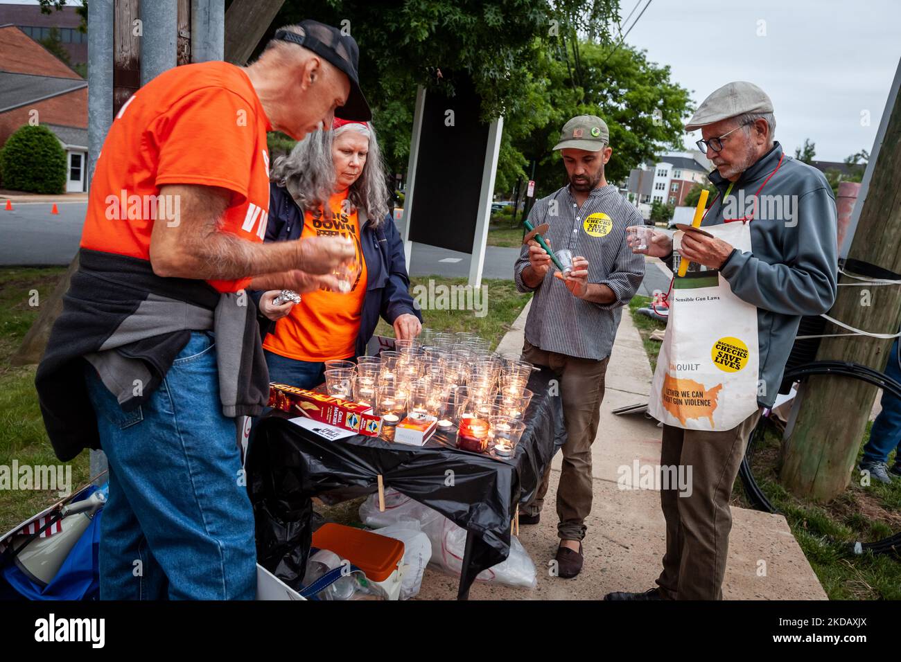 Des volontaires éclairent des bougies pour les distribuer à une veillée aux chandelles à Fairfax, va, pour les victimes des massacres d'Uvalde et de Buffalo, 25 mai 2022. Sur 24 mai, un tireur est entré à l'école élémentaire Robb et a tué 19 élèves et 2 enseignants dans la pire fusillade depuis Sandy Hook en 2012. Malgré des centaines de fusillades de masse et des milliers de morts liées aux armes à feu chaque année, le Congrès et les tribunaux refusent de prendre des mesures pour enrayer la violence. (Photo d'Allison Bailey/NurPhoto) Banque D'Images Des volontaires éclairent des bougies pour les distribuer à une veillée aux chandelles à Fairfax, va, pour les victimes des massacres d'Uvalde et de Buffalo, 25 mai 2022. Sur 24 mai, un tireur est entré à l'école élémentaire Robb et a tué 19 élèves et 2 enseignants dans la pire fusillade depuis Sandy Hook en 2012. Malgré des centaines de fusillades de masse et des milliers de morts liées aux armes à feu chaque année, le Congrès et les tribunaux refusent de prendre des mesures pour enrayer la violence. (Photo d'Allison Bailey/NurPhoto) Banque D'Images