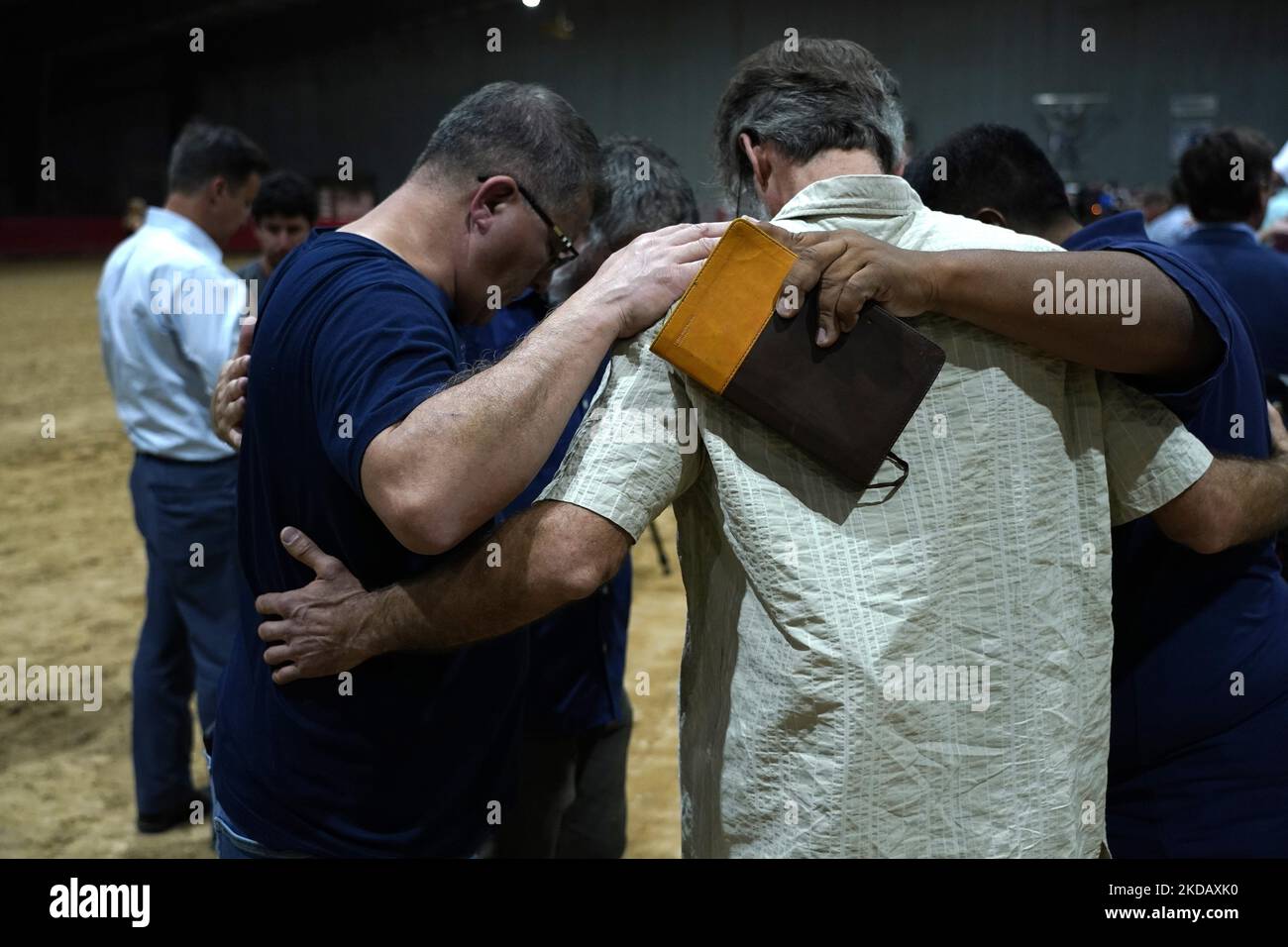 Les amateurs de deuil se réunissent pour la prière à une vigile pour les 21 tués à l'école d'Elemntary Robb, sur 25 mai 2022 à Uvalde, Texas, Etats-Unis. Mardi, Salvador Ramos aurait tué 19 étudiants et 2 enseignants lors d'une fusillade de masse avant d'être tué par des policiers de l'école élémentaire Robb. La fusillade à l'école est l'une des plus meurtrières de l'histoire américaine depuis le massacre de Columbine en 1999 dans le Colorado et selon des sources « la fusillade de de masse de 27th cette année ». (Photo de John Lamparski/NurPhoto) Banque D'Images Les amateurs de deuil se réunissent pour la prière à une vigile pour les 21 tués à l'école d'Elemntary Robb, sur 25 mai 2022 à Uvalde, Texas, Etats-Unis. Mardi, Salvador Ramos aurait tué 19 étudiants et 2 enseignants lors d'une fusillade de masse avant d'être tué par des policiers de l'école élémentaire Robb. La fusillade à l'école est l'une des plus meurtrières de l'histoire américaine depuis le massacre de Columbine en 1999 dans le Colorado et selon des sources « la fusillade de de masse de 27th cette année ». (Photo de John Lamparski/NurPhoto) Banque D'Images