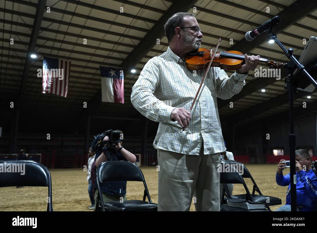Un violoniste joue alors que les amateurs se rassemblent pour la prière à une vigile pour les 21 tués à Robb Elemntary Schoolon 25 mai 2022 à Uvalde, Texas, Etats-Unis. Mardi, Salvador Ramos aurait tué 19 étudiants et 2 enseignants lors d'une fusillade de masse avant d'être tué par des policiers de l'école élémentaire Robb. La fusillade à l'école est l'une des plus meurtrières de l'histoire américaine depuis le massacre de Columbine en 1999 dans le Colorado et selon des sources « la fusillade de de masse de 27th cette année ». (Photo de John Lamparski/NurPhoto) Banque D'Images