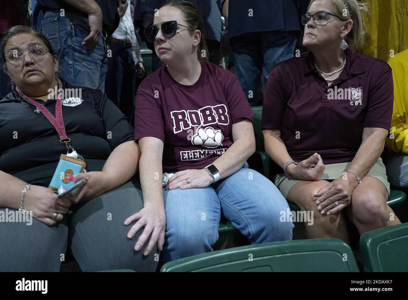Les amateurs de réconfort et prient à une vigile pour les 21 tués à Robb Elemntary Schoolon 25 mai 2022 à Uvalde, Texas, Etats-Unis. Mardi, Salvador Ramos aurait tué 19 étudiants et 2 enseignants lors d'une fusillade de masse avant d'être tué par des policiers de l'école élémentaire Robb. La fusillade à l'école est l'une des plus meurtrières de l'histoire américaine depuis le massacre de Columbine en 1999 dans le Colorado et selon des sources « la fusillade de de masse de 27th cette année ». (Photo de John Lamparski/NurPhoto) Banque D'Images