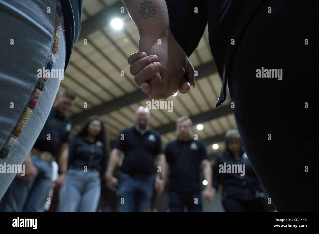 Les amateurs de deuil se réunissent pour la prière à une vigile pour les 21 tués à l'école d'Elemntary Robb, sur 25 mai 2022 à Uvalde, Texas, Etats-Unis. Mardi, Salvador Ramos aurait tué 19 étudiants et 2 enseignants lors d'une fusillade de masse avant d'être tué par des policiers de l'école élémentaire Robb. La fusillade à l'école est l'une des plus meurtrières de l'histoire américaine depuis le massacre de Columbine en 1999 dans le Colorado et selon des sources « la fusillade de de masse de 27th cette année ». (Photo de John Lamparski/NurPhoto) Banque D'Images