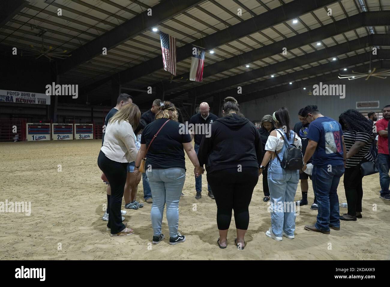 Les amateurs de deuil se réunissent pour la prière à une vigile pour les 21 tués à l'école d'Elemntary Robb, sur 25 mai 2022 à Uvalde, Texas, Etats-Unis. Mardi, Salvador Ramos aurait tué 19 étudiants et 2 enseignants lors d'une fusillade de masse avant d'être tué par des policiers de l'école élémentaire Robb. La fusillade à l'école est l'une des plus meurtrières de l'histoire américaine depuis le massacre de Columbine en 1999 dans le Colorado et selon des sources « la fusillade de de masse de 27th cette année ». (Photo de John Lamparski/NurPhoto) Banque D'Images