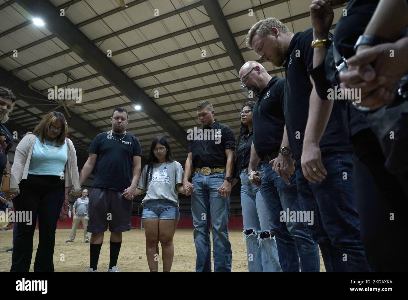 Les amateurs de deuil se réunissent pour la prière à une vigile pour les 21 tués à l'école d'Elemntary Robb, sur 25 mai 2022 à Uvalde, Texas, Etats-Unis. Mardi, Salvador Ramos aurait tué 19 étudiants et 2 enseignants lors d'une fusillade de masse avant d'être tué par des policiers de l'école élémentaire Robb. La fusillade à l'école est l'une des plus meurtrières de l'histoire américaine depuis le massacre de Columbine en 1999 dans le Colorado et selon des sources « la fusillade de de masse de 27th cette année ». (Photo de John Lamparski/NurPhoto) Banque D'Images