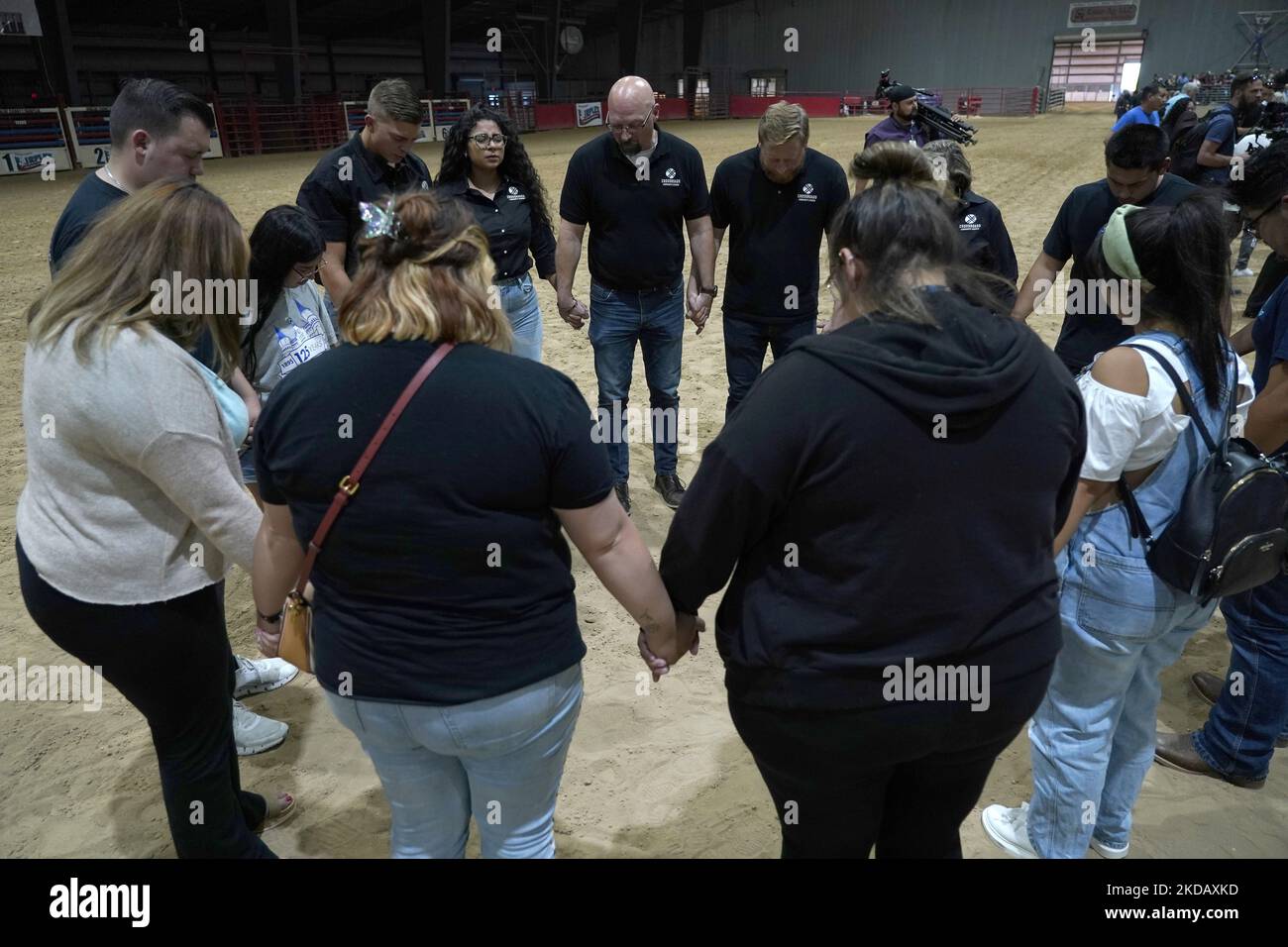 Les amateurs de deuil se réunissent pour la prière à une vigile pour les 21 tués à l'école d'Elemntary Robb, sur 25 mai 2022 à Uvalde, Texas, Etats-Unis. Mardi, Salvador Ramos aurait tué 19 étudiants et 2 enseignants lors d'une fusillade de masse avant d'être tué par des policiers de l'école élémentaire Robb. La fusillade à l'école est l'une des plus meurtrières de l'histoire américaine depuis le massacre de Columbine en 1999 dans le Colorado et selon des sources « la fusillade de de masse de 27th cette année ». (Photo de John Lamparski/NurPhoto) Banque D'Images