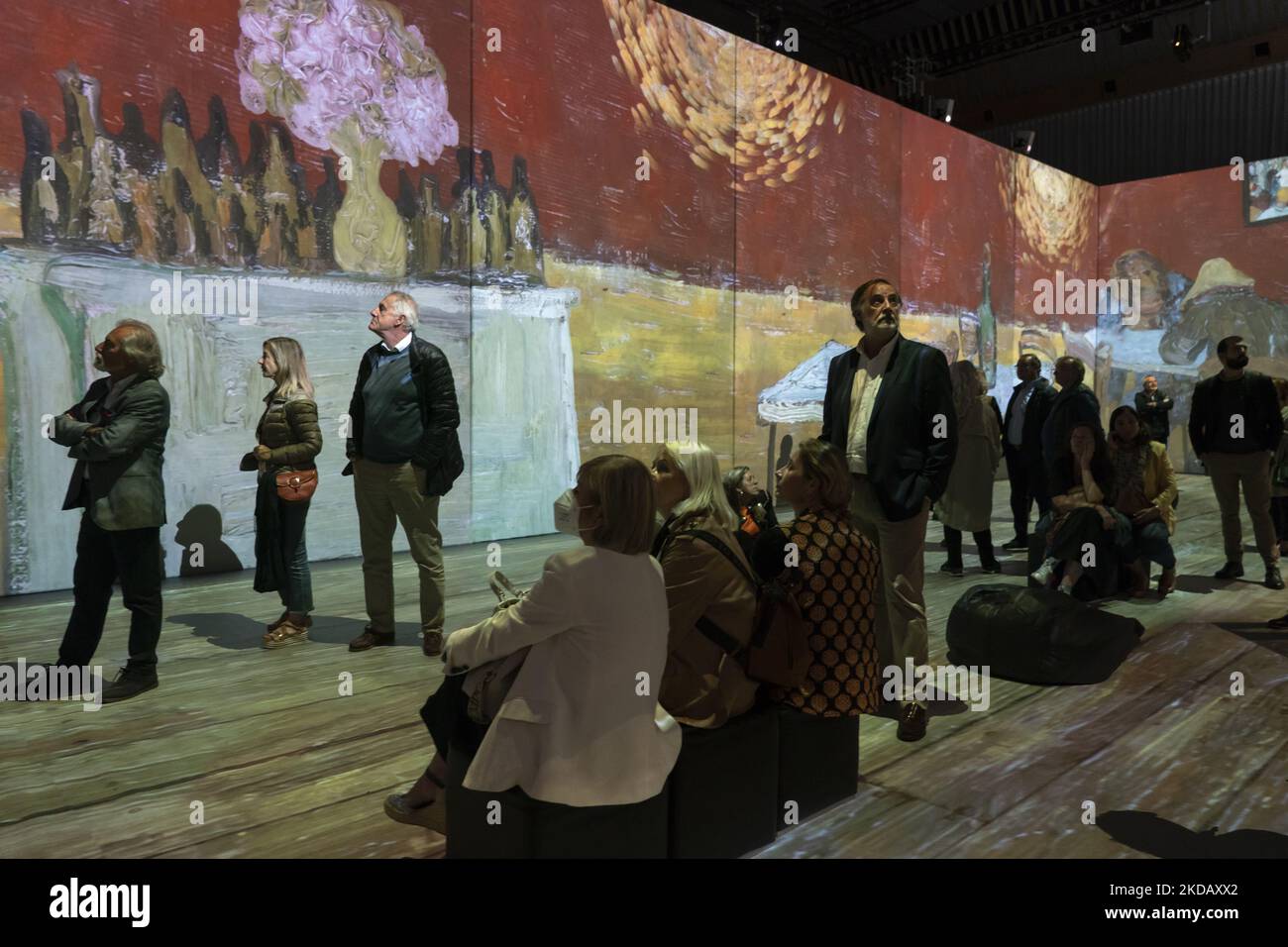 Le public apprécie le spectacle interactif à l'ouverture à Santander de l'exposition 'El Mundo de Van Gogh', une exposition immersive qui retrace la vie du peintre à travers ses œuvres en mouvement, avec la parcelle, les données, l'histoire et dit dans la première personne . (Photo de Joaquin Gomez Sastre/NurPhoto) Banque D'Images