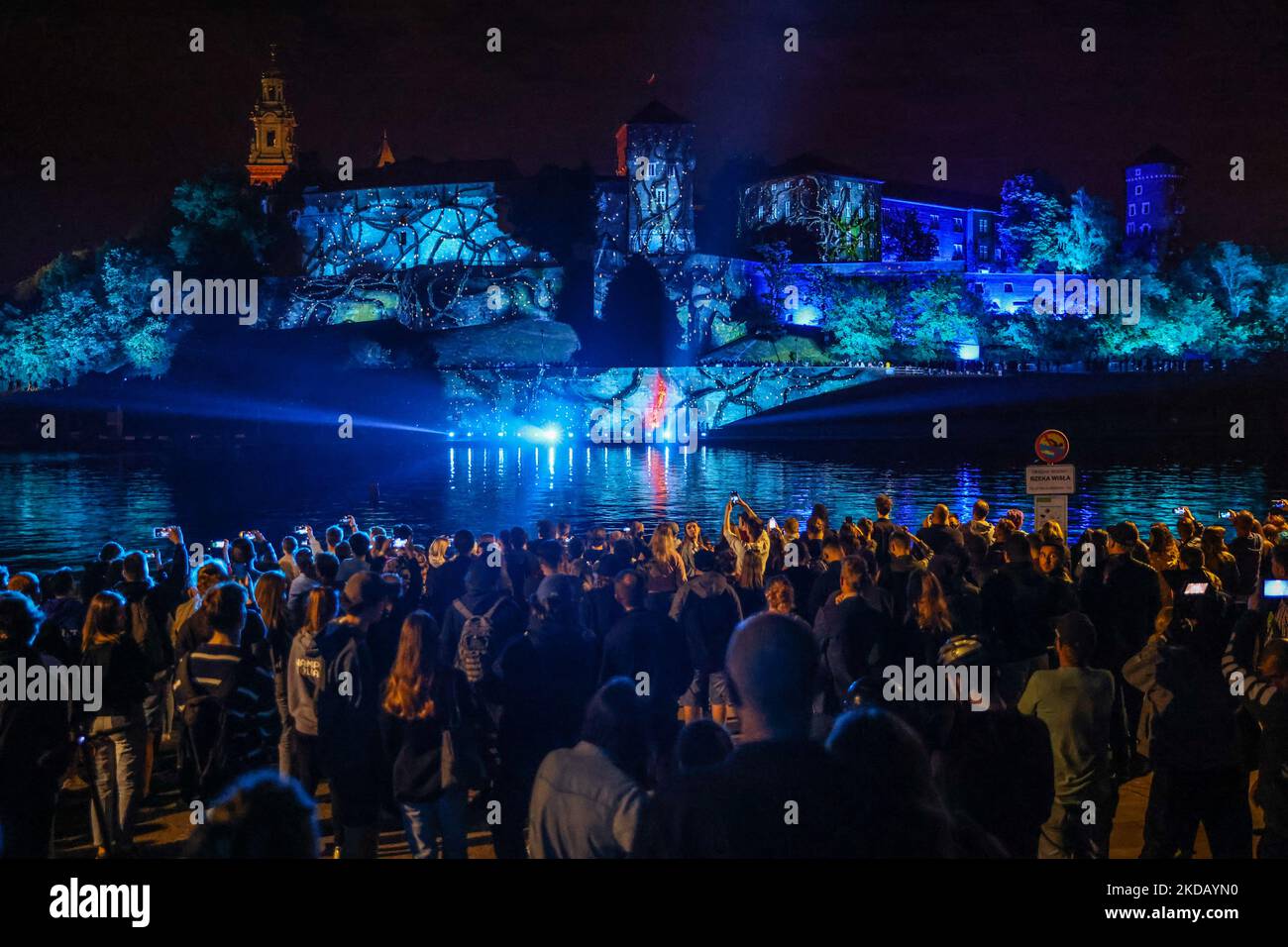 Les gens regardent des cartes avec de la musique tout en étant projeté sur le château de Wawel pour célébrer la première de la quatrième saison de la série 'Transger Things' sur Netflix. Cracovie, Pologne, sur 26 mai 2022. Divisé en deux volumes, le volume un des choses de l'étranger saison 4 le volume un sera en première sur 27 mai 2022, avec les épisodes 1 à 7, et le volume deux sera en première sur 1 juillet 2022, avec les épisodes 8 et 9. (Photo de Beata Zawrzel/NurPhoto) Banque D'Images