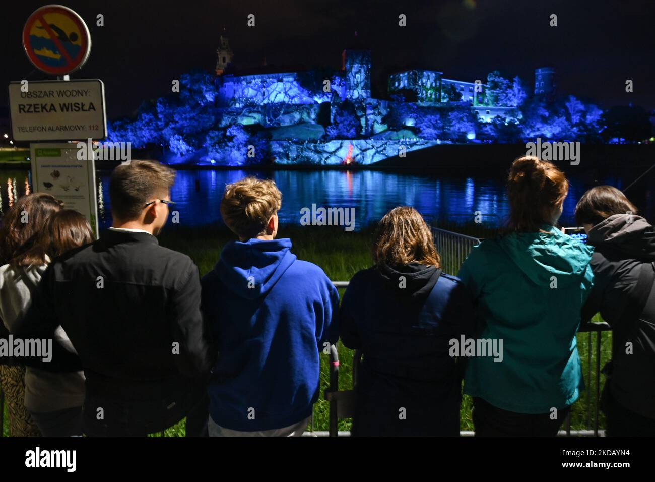 Les gens qui regardent le célèbre château de Wawel illuminé pendant le spectacle de lumière de Stranger Things 4. Aujourd'hui, à la veille de la sortie de la quatrième saison de la série américaine d'horreur de science-fiction intitulée Stranger Things 4, Netflix a organisé des spectacles de lumière dans plusieurs villes du monde, y compris à New York, Milan, Australie, Cracovie, Tokyo, Bombay, Cologne, Kuala Lumpur, Al-Ula, Londres, Barcelone, Madrid, Stockholm et Utrecht. Jeudi, 26 mai 2022, à Cracovie, petite Pologne Voivodeship, Pologne. (Photo par Artur Widak/NurPhoto) Banque D'Images