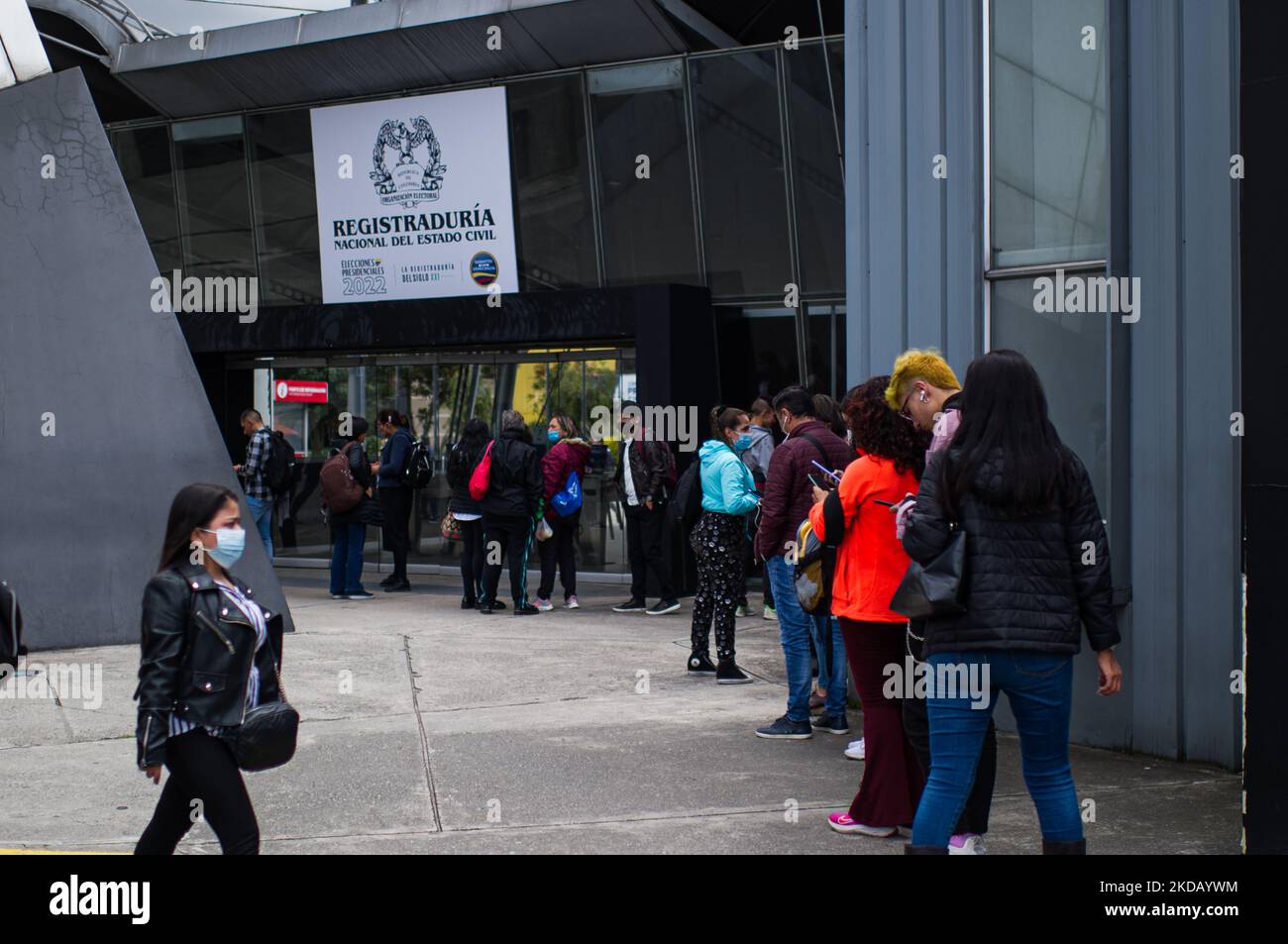 Les gens se font la queue pour la capacité de juré pour les élections présidentielles à Bogota, Colombie 26 mai 2022. Des élections présidentielles auront lieu sur 29 mai. (Photo par Sebastian Barros/NurPhoto) Banque D'Images