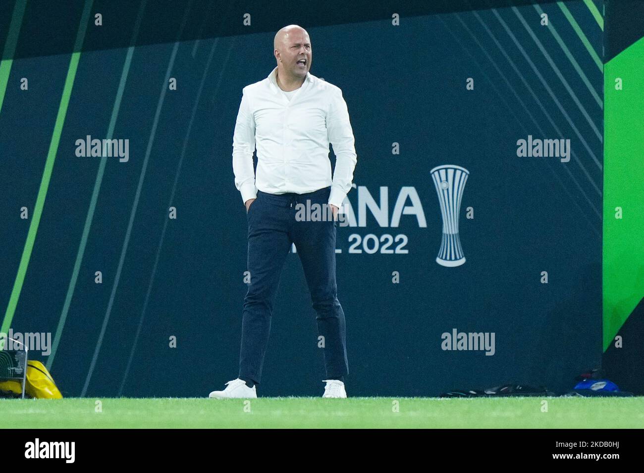 Arne Slot Manager de Feyenoord Rotterdam Yells lors du match final de la Ligue des conférences de l'UEFA entre AS Roma et Feyenoord à l'Arena Kombetare, Tirana, Albanie, le 25 mai 2022. (Photo de Giuseppe Maffia/NurPhoto) Banque D'Images