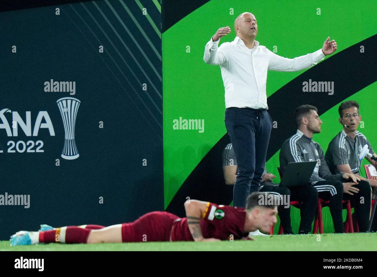 Arne Slot Manager de Feyenoord Rotterdam semble abattu lors du match final de la Conférence de l'UEFA entre ROMA et Feyenoord à l'Arena Kombetare, Tirana, Albanie, le 25 mai 2022. (Photo de Giuseppe Maffia/NurPhoto) Banque D'Images