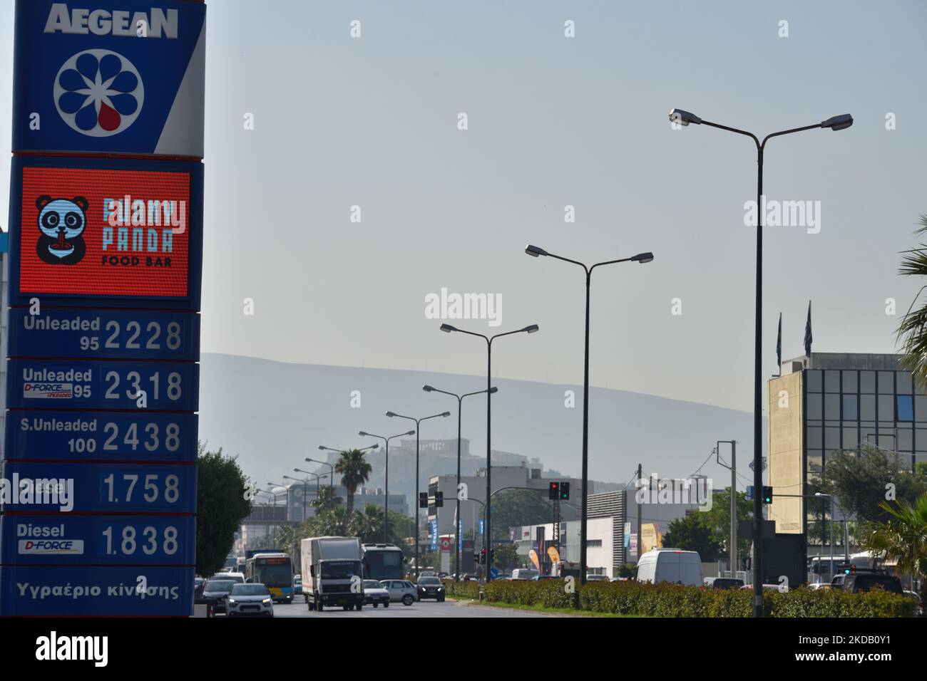 Prix affichés à une station-service avec l'Acropole d'Athènes en arrière-plan. La flambée des prix du gaz affecte l'économie grecque à Athènes, Grèce, sur 27 mai,2022. (Photo de Nicolas Koutsokostas/NurPhoto) Banque D'Images
