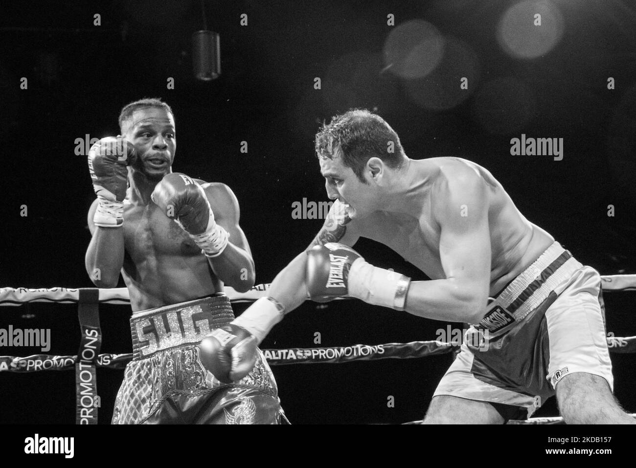 Joseph Hicks Jr. (2-0, 2 Kos; Grand Rapids, MI) a battu Bruno Leonardo Romay (21-10, 18 Kos; Argentine) dans un match de mi-hauteur par knockout à 2:12 au deuxième tour le 26 mai 2022 à l'épreuve de boxe professionnelle de Detroit Brawl de Salita Promotions à Dearborn, Michigan. (Photo par Adam J. Dewey/NurPhoto) Banque D'Images