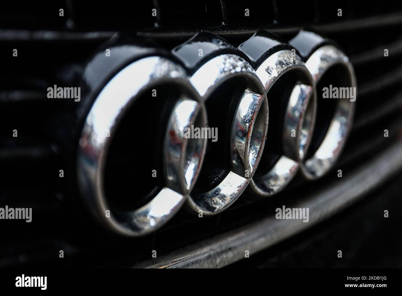 Le logo Audi est visible sur une voiture à Cracovie, en Pologne, sur 25 mai 2022. (Photo de Jakub Porzycki/NurPhoto) Banque D'Images