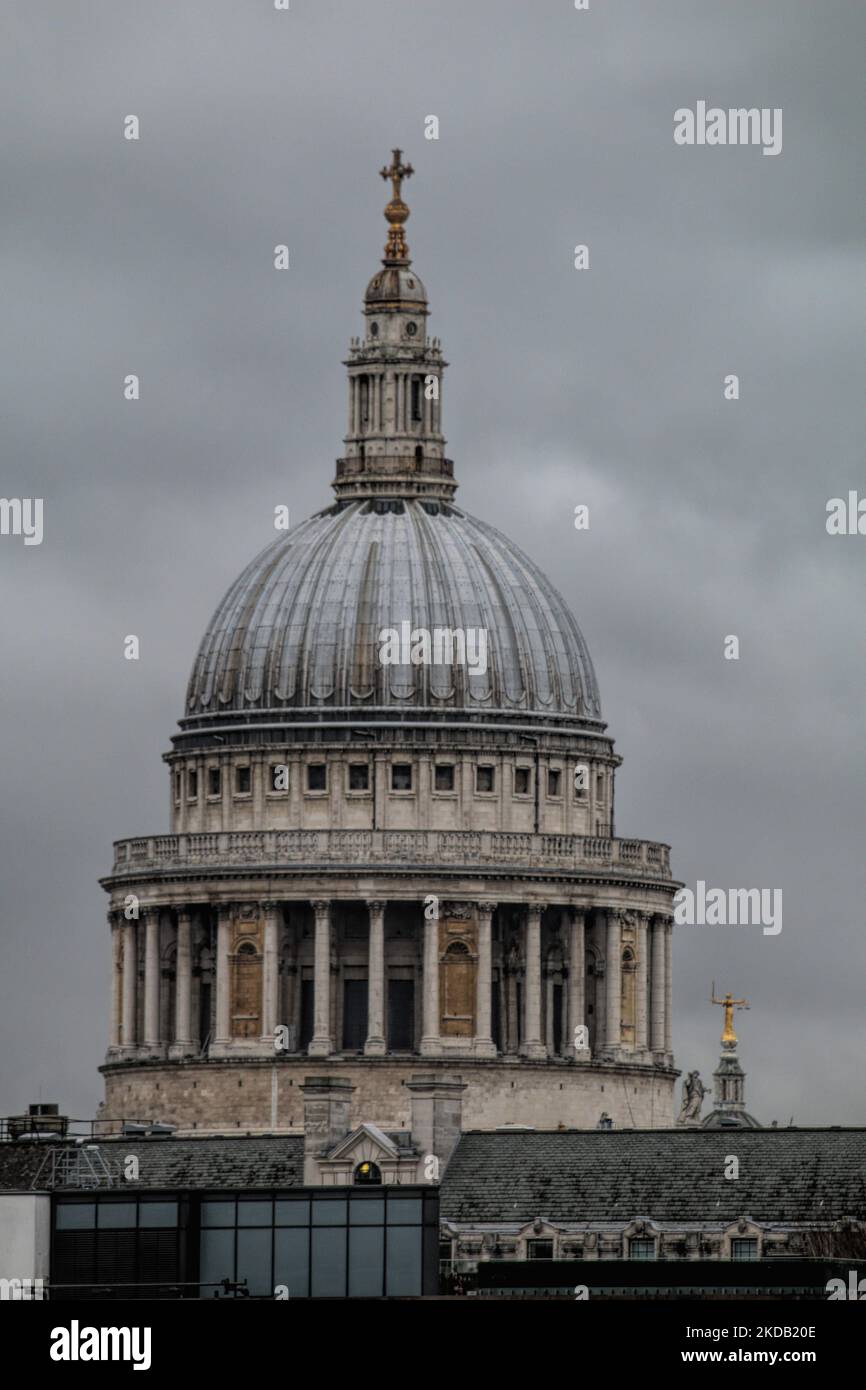 Une photo verticale du dôme de la cathédrale Saint-Paul à Londres Banque D'Images
