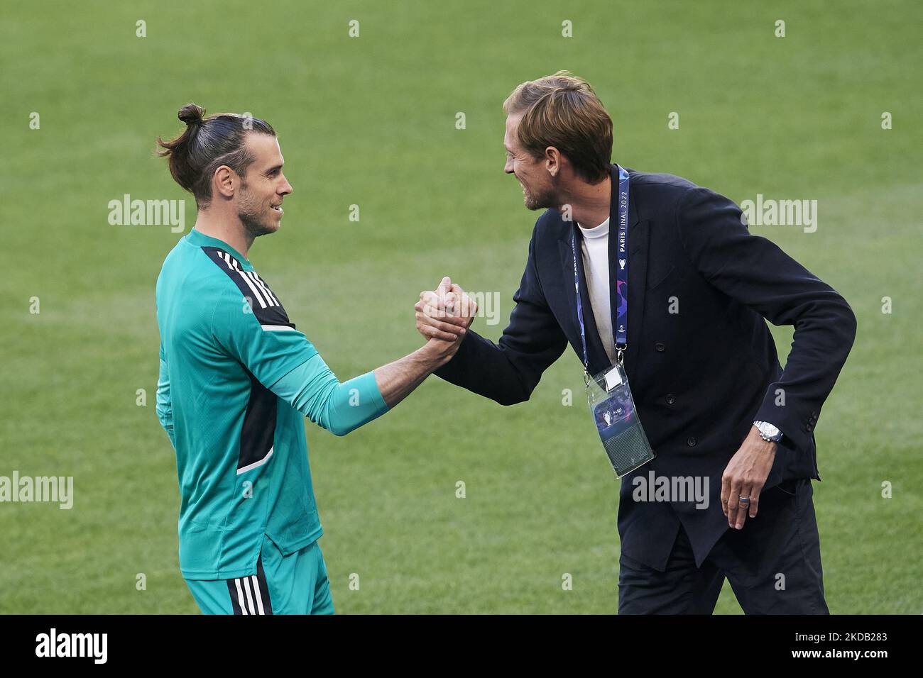 Gareth Bale du Real Madrid accueille Peter Crouch au Stade de France sur 27 mai 2022 à Paris, France. Liverpool affrontera le Real Madrid lors de la finale de la Ligue des champions de l'UEFA sur 28 mai 2022. (Photo de Jose Breton/Pics action/NurPhoto) Banque D'Images