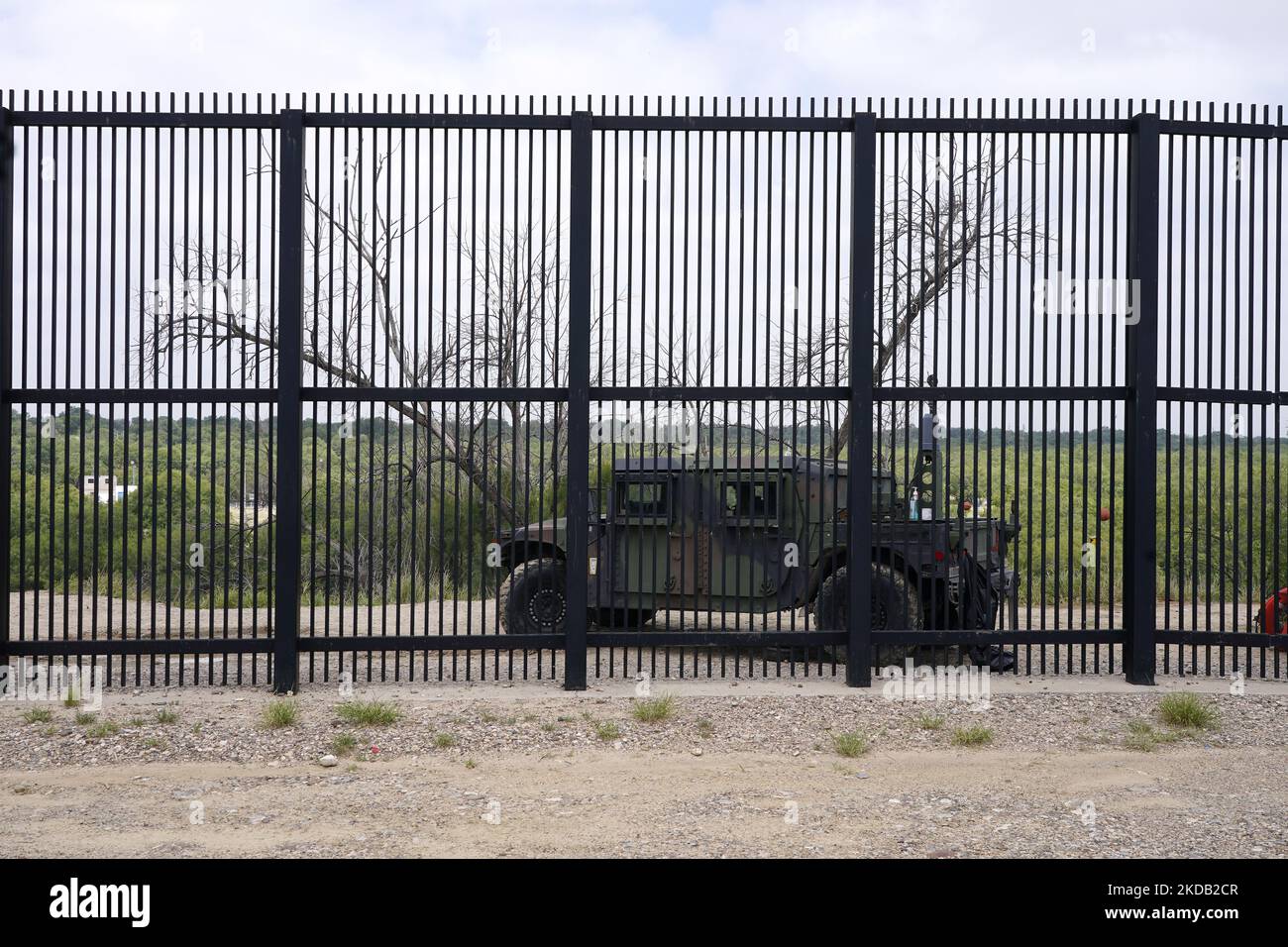 La Garde nationale du Texas a un point de contrôle le long du mur de la frontière sur 27 mai 2022 à Eagle Pass Texas, États-Unis. Titre 42, le mandat de l'ère Trump qui a été fixé pour empêcher les migrants d'entrer aux États-Unis, Devait expirer sur 23 mai mais a été bloqué par une poursuite déposée par plusieurs États citant que la décision d'attaquer la loi "n'a pas satisfait aux normes fixées par la Loi sur la procédure administrative" et qu'il n'y a pas de solution permanente pour gérer l'inévitable augmentation de l'immigration. Les opposants à la défense de la loi ont exprimé leurs revendications affirmant que le titre 42 est illégal en ce qu'il viole les lois d'immigration qui prédisent Banque D'Images