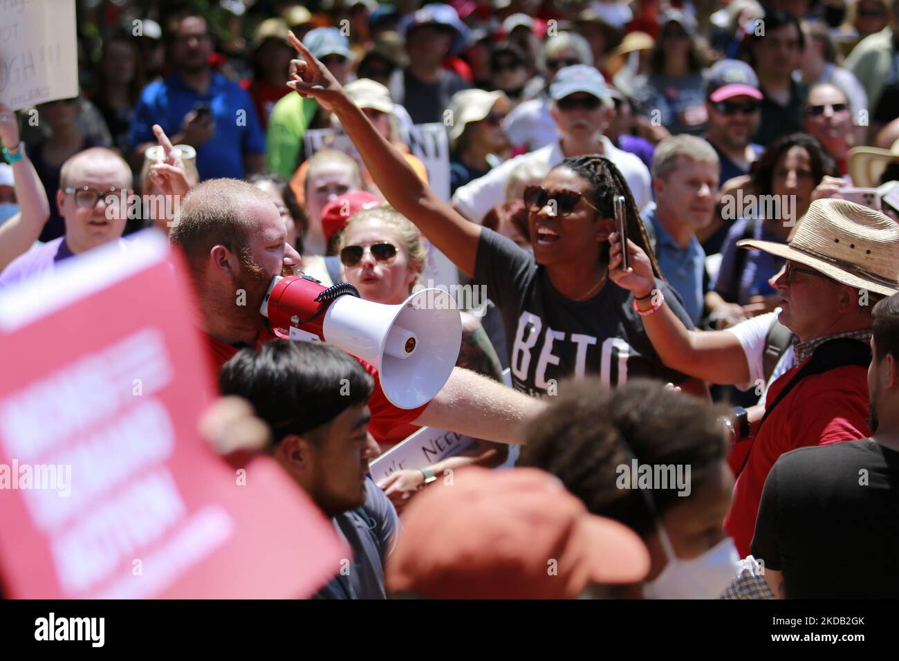 Les manifestants hurlent à un manifestant pro-canon lors d'une manifestation contre la NRA à Houston, au Texas, sur 27 mai 2022. (Photo de Reginald Mathalone/NurPhoto) Banque D'Images