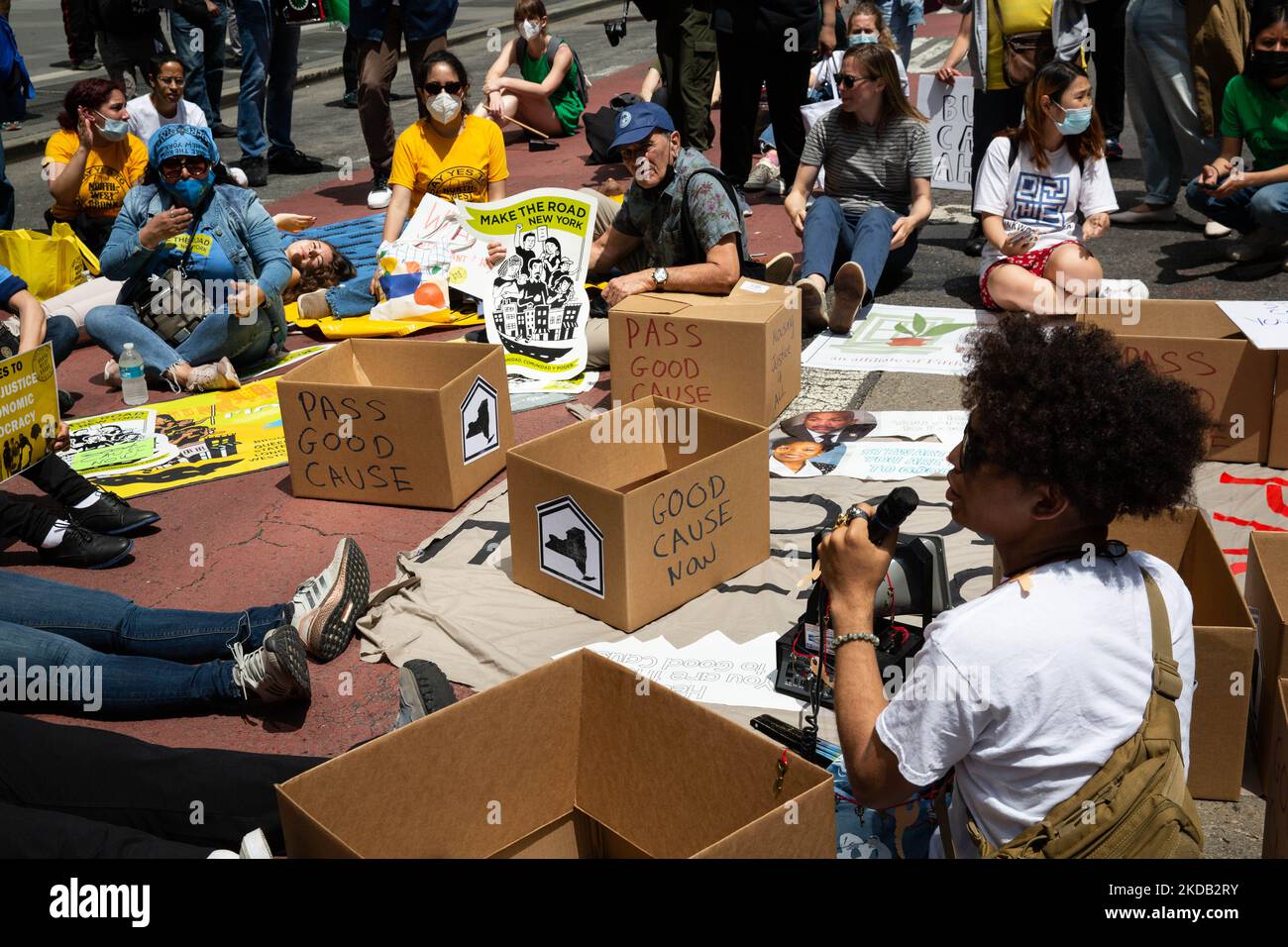 Les militants du droit au logement ont tenu un dé-in devant le Président Carl Heastie et la chef de la majorité Andrea Stewart-cousins les bureaux de la ville de New York à 27 mai 2022 demandant aux élus d'adopter une loi sur la bonne cause. (Photo de Karla Ann Cote/NurPhoto) Banque D'Images