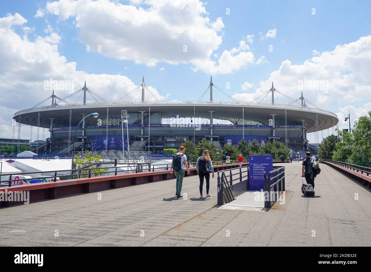 Vue générale devant le stade avant la finale de la Ligue des champions de l'UEFA entre le FC Liverpool et le Real Madrid au Stade de France sur 28 mai 2022 à Paris, France. (Photo de Giuseppe Maffia/NurPhoto) Banque D'Images Vue générale devant le stade avant la finale de la Ligue des champions de l'UEFA entre le FC Liverpool et le Real Madrid au Stade de France sur 28 mai 2022 à Paris, France. (Photo de Giuseppe Maffia/NurPhoto) Banque D'Images