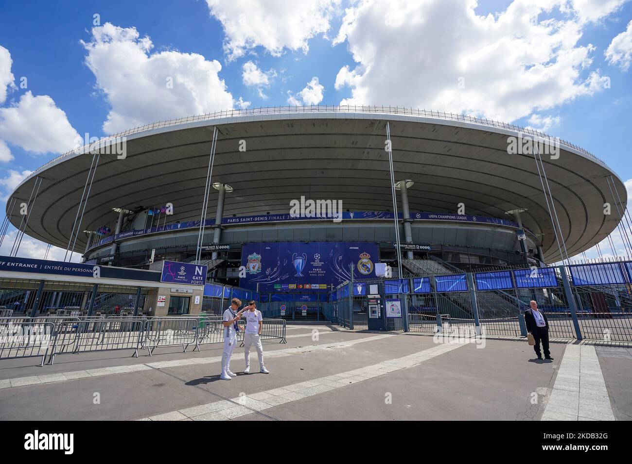 Vue générale devant le stade avant la finale de la Ligue des champions de l'UEFA entre le FC Liverpool et le Real Madrid au Stade de France sur 28 mai 2022 à Paris, France. (Photo de Giuseppe Maffia/NurPhoto) Banque D'Images Vue générale devant le stade avant la finale de la Ligue des champions de l'UEFA entre le FC Liverpool et le Real Madrid au Stade de France sur 28 mai 2022 à Paris, France. (Photo de Giuseppe Maffia/NurPhoto) Banque D'Images