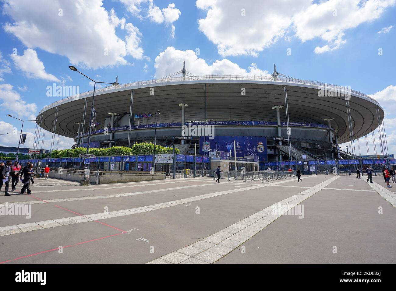Vue générale devant le stade avant la finale de la Ligue des champions de l'UEFA entre le FC Liverpool et le Real Madrid au Stade de France sur 28 mai 2022 à Paris, France. (Photo de Giuseppe Maffia/NurPhoto) Banque D'Images Vue générale devant le stade avant la finale de la Ligue des champions de l'UEFA entre le FC Liverpool et le Real Madrid au Stade de France sur 28 mai 2022 à Paris, France. (Photo de Giuseppe Maffia/NurPhoto) Banque D'Images