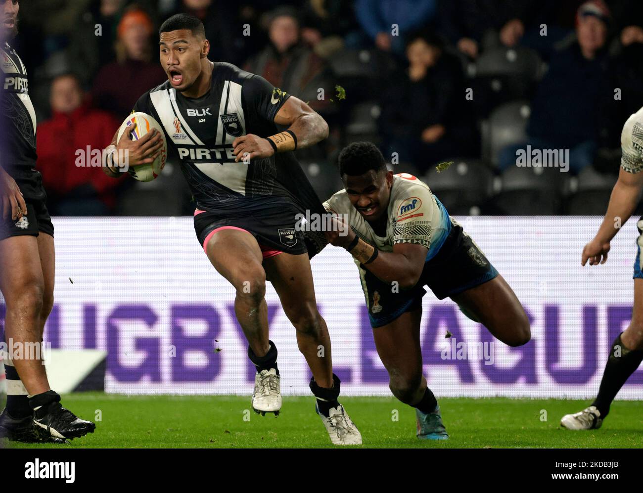 Le Ronaldo Mulitalo de Nouvelle-Zélande en action lors du quart de finale de la coupe du monde de rugby à XIII au MKM Stadium, Kingston upon Hull. Date de la photo: Samedi 5 novembre 2022. Banque D'Images