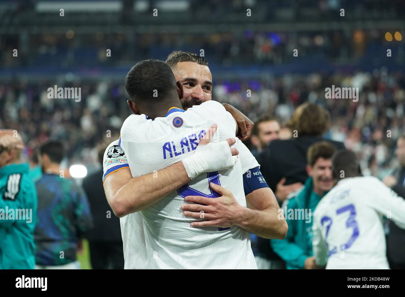 David Alaba et Karim Benzema du Real Madrid CF célèbrent après avoir remporté le match final de la Ligue des champions de l'UEFA entre le FC Liverpool et le Real Madrid CF au Stade de France sur 28 mai 2022 à Paris, France. (Photo de Giuseppe Maffia/NurPhoto) Banque D'Images David Alaba et Karim Benzema du Real Madrid CF célèbrent après avoir remporté le match final de la Ligue des champions de l'UEFA entre le FC Liverpool et le Real Madrid CF au Stade de France sur 28 mai 2022 à Paris, France. (Photo de Giuseppe Maffia/NurPhoto) Banque D'Images