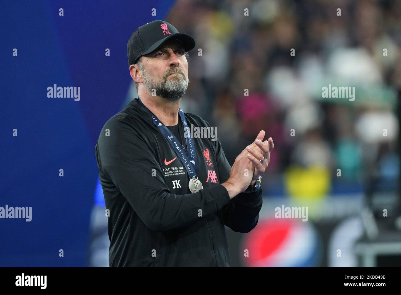Le Manager du FC Liverpool, Jurgen Klopp, salue ses supporters lors du match de finale de la Ligue des champions de l'UEFA entre le FC Liverpool et le FC Real Madrid au Stade de France sur 28 mai 2022 à Paris, en France. (Photo de Giuseppe Maffia/NurPhoto) Banque D'Images Le Manager du FC Liverpool, Jurgen Klopp, salue ses supporters lors du match de finale de la Ligue des champions de l'UEFA entre le FC Liverpool et le FC Real Madrid au Stade de France sur 28 mai 2022 à Paris, en France. (Photo de Giuseppe Maffia/NurPhoto) Banque D'Images