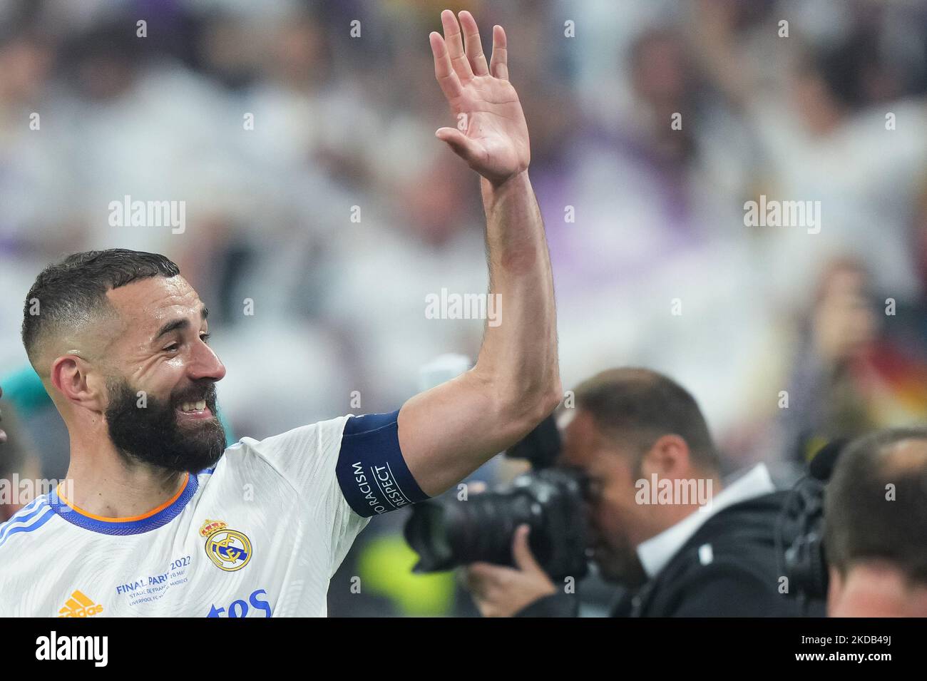 Karim Benzema du Real Madrid CF célébrer la victoire de la Ligue des champions montrant qu'il a gagné cinq titres lors du match final de la Ligue des champions de l'UEFA entre le FC Liverpool et le FC Real Madrid au Stade de France sur 28 mai 2022 à Paris, en France. (Photo de Giuseppe Maffia/NurPhoto) Banque D'Images Karim Benzema du Real Madrid CF célébrer la victoire de la Ligue des champions montrant qu'il a gagné cinq titres lors du match final de la Ligue des champions de l'UEFA entre le FC Liverpool et le FC Real Madrid au Stade de France sur 28 mai 2022 à Paris, en France. (Photo de Giuseppe Maffia/NurPhoto) Banque D'Images
