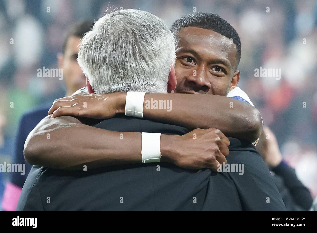 Carlo Ancelotti, directeur du Real Madrid CF, fait le grand huard David Alaba du Real Madrid CF pour célébrer la victoire du match de la Ligue des champions de l'UEFA après le match final de la Ligue des champions de l'UEFA entre le FC Liverpool et le FC du Real Madrid au Stade de France sur 28 mai 2022 à Paris, en France. (Photo de Giuseppe Maffia/NurPhoto) Banque D'Images Carlo Ancelotti, directeur du Real Madrid CF, fait le grand huard David Alaba du Real Madrid CF pour célébrer la victoire du match de la Ligue des champions de l'UEFA après le match final de la Ligue des champions de l'UEFA entre le FC Liverpool et le FC du Real Madrid au Stade de France sur 28 mai 2022 à Paris, en France. (Photo de Giuseppe Maffia/NurPhoto) Banque D'Images