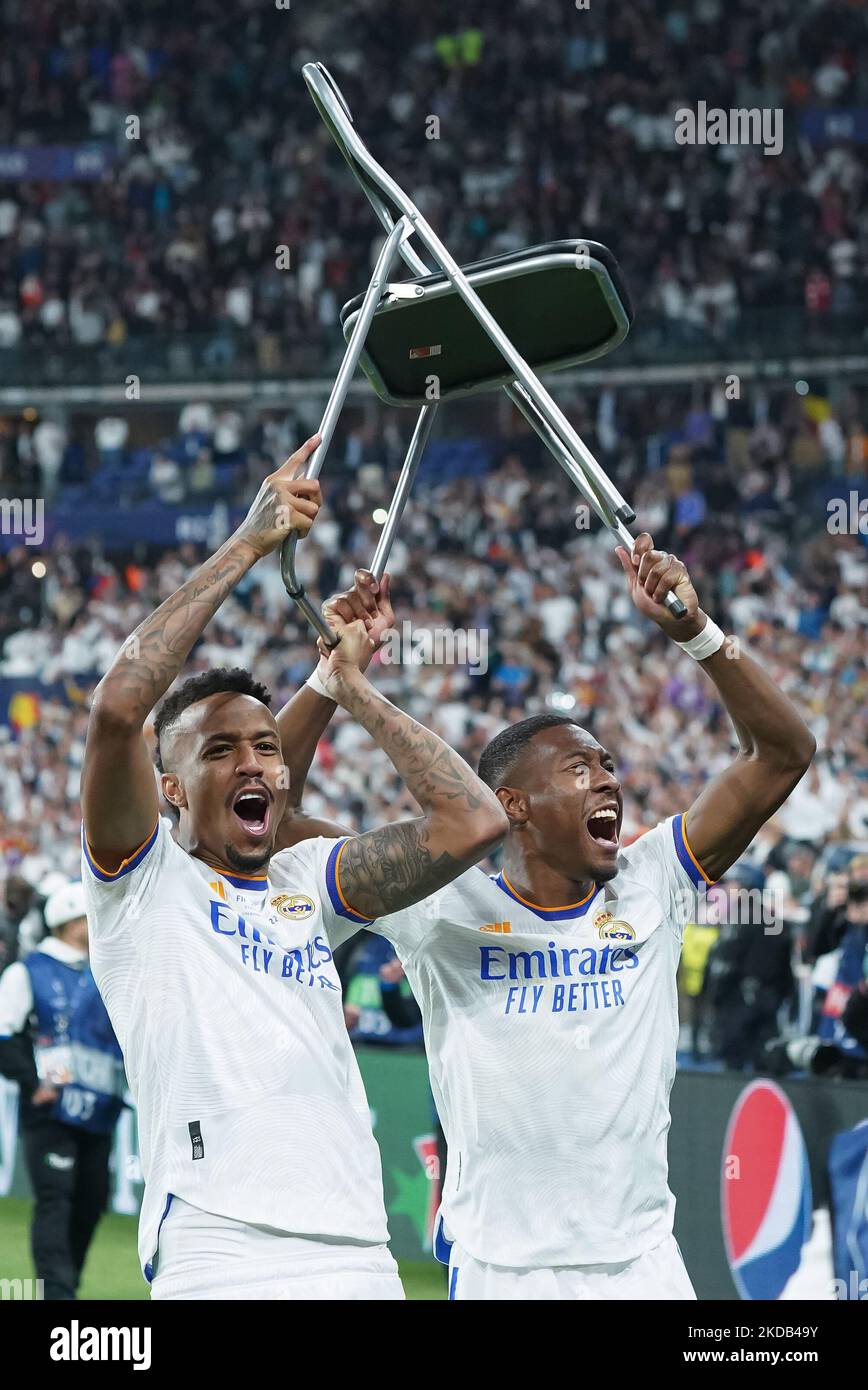 Eder Militao du Real Madrid CF et David Alaba du Real Madrid CF lèvent une chaise dans les airs pour célébrer la victoire après le match final de la Ligue des champions de l'UEFA entre le FC Liverpool et le FC du Real Madrid au Stade de France sur 28 mai 2022 à Paris, en France. (Photo de Giuseppe Maffia/NurPhoto) Banque D'Images Eder Militao du Real Madrid CF et David Alaba du Real Madrid CF lèvent une chaise dans les airs pour célébrer la victoire après le match final de la Ligue des champions de l'UEFA entre le FC Liverpool et le FC du Real Madrid au Stade de France sur 28 mai 2022 à Paris, en France. (Photo de Giuseppe Maffia/NurPhoto) Banque D'Images