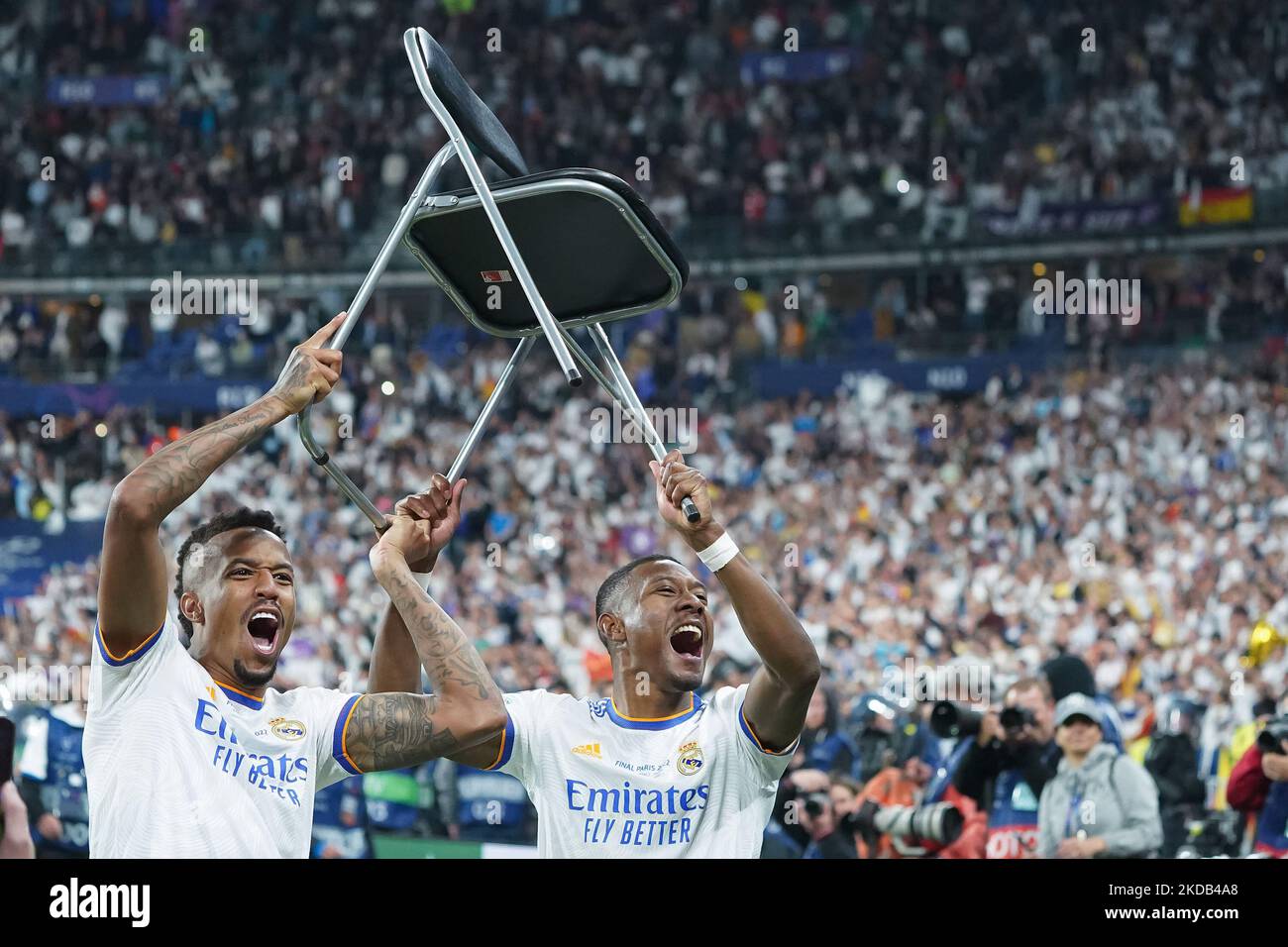 Eder Militao du Real Madrid CF et David Alaba du Real Madrid CF lèvent une chaise dans les airs pour célébrer la victoire après le match final de la Ligue des champions de l'UEFA entre le FC Liverpool et le FC du Real Madrid au Stade de France sur 28 mai 2022 à Paris, en France. (Photo de Giuseppe Maffia/NurPhoto) Banque D'Images Eder Militao du Real Madrid CF et David Alaba du Real Madrid CF lèvent une chaise dans les airs pour célébrer la victoire après le match final de la Ligue des champions de l'UEFA entre le FC Liverpool et le FC du Real Madrid au Stade de France sur 28 mai 2022 à Paris, en France. (Photo de Giuseppe Maffia/NurPhoto) Banque D'Images