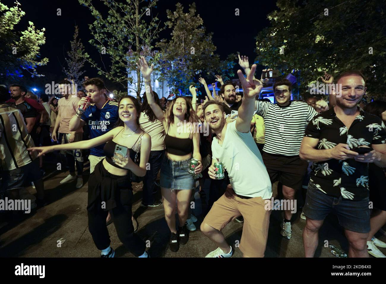 Les fans du Real Madrid célèbrent la victoire de leur équipe contre Liverpool 0-1 dans le Trophée de la Ligue des Champions, à Madrid, Espagne, sur 28 mai 2022. (Photo par Tomas Calle/NurPhoto) Banque D'Images