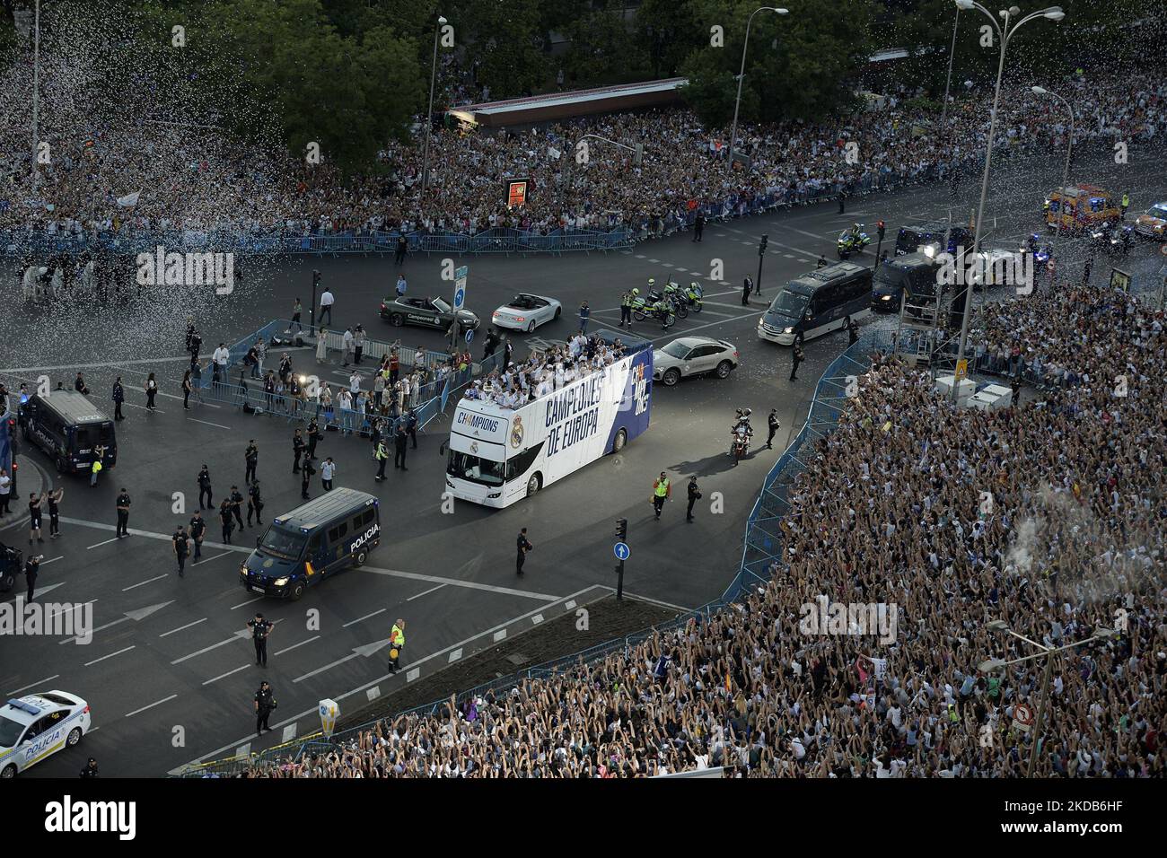 Les fans du Real Madrid célèbrent la Ligue des Champions 14th à Cibeles à Madrid le 29May,2022. Euphoria dans Cibeles après Real Madrida 14th Champions League. Real Madrid remporte la Ligue des Champions 14th avec une victoire sur Liverpool. (Photo de Juan Carlos Lucas/NurPhoto) Banque D'Images