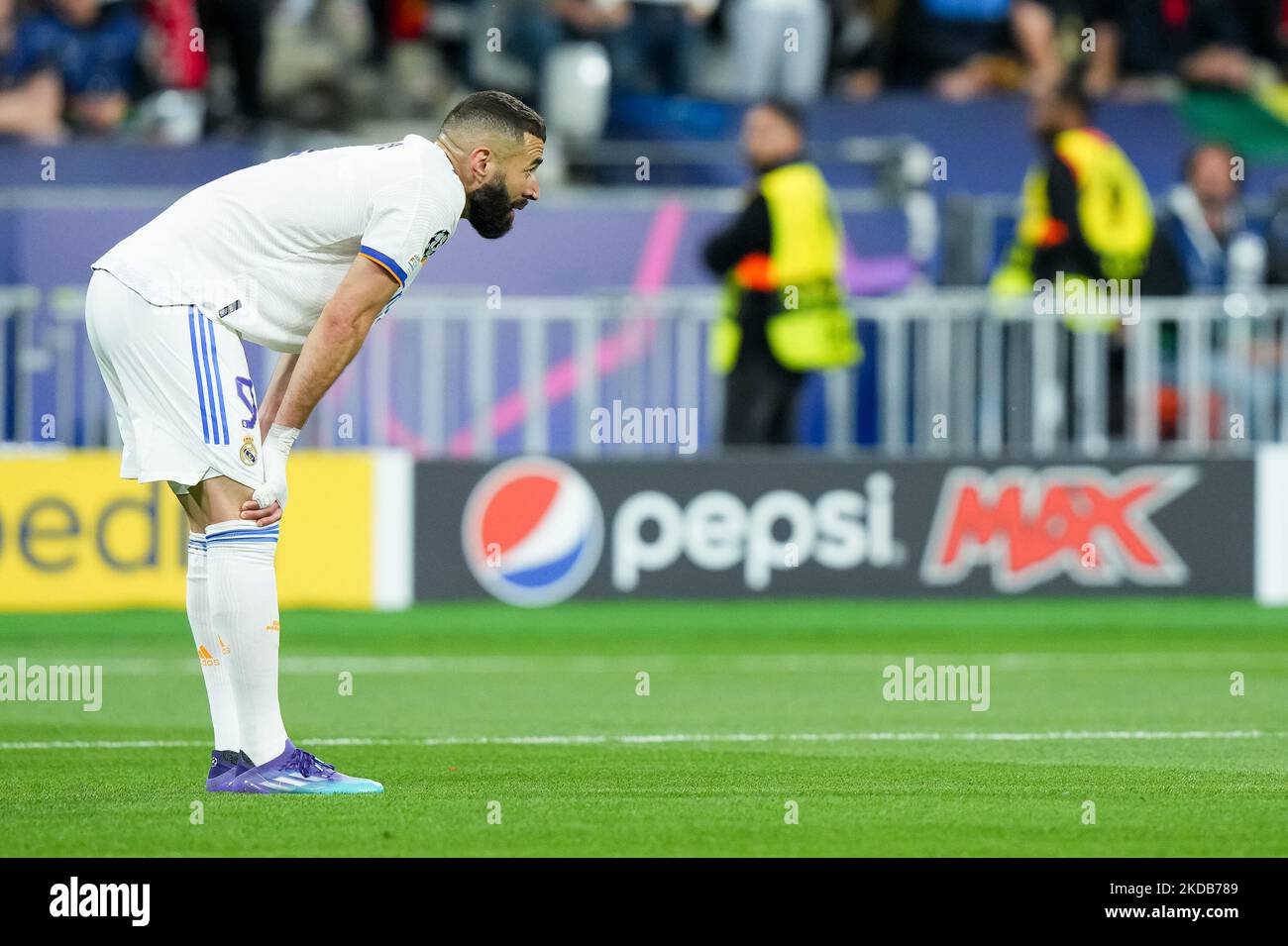 Karim Benzema du Real Madrid CF semble abattu lors du match final de la Ligue des champions de l'UEFA entre le FC Liverpool et le Real Madrid CF au Stade de France sur 28 mai 2022 à Paris, en France. (Photo de Giuseppe Maffia/NurPhoto) Banque D'Images Karim Benzema du Real Madrid CF semble abattu lors du match final de la Ligue des champions de l'UEFA entre le FC Liverpool et le Real Madrid CF au Stade de France sur 28 mai 2022 à Paris, en France. (Photo de Giuseppe Maffia/NurPhoto) Banque D'Images
