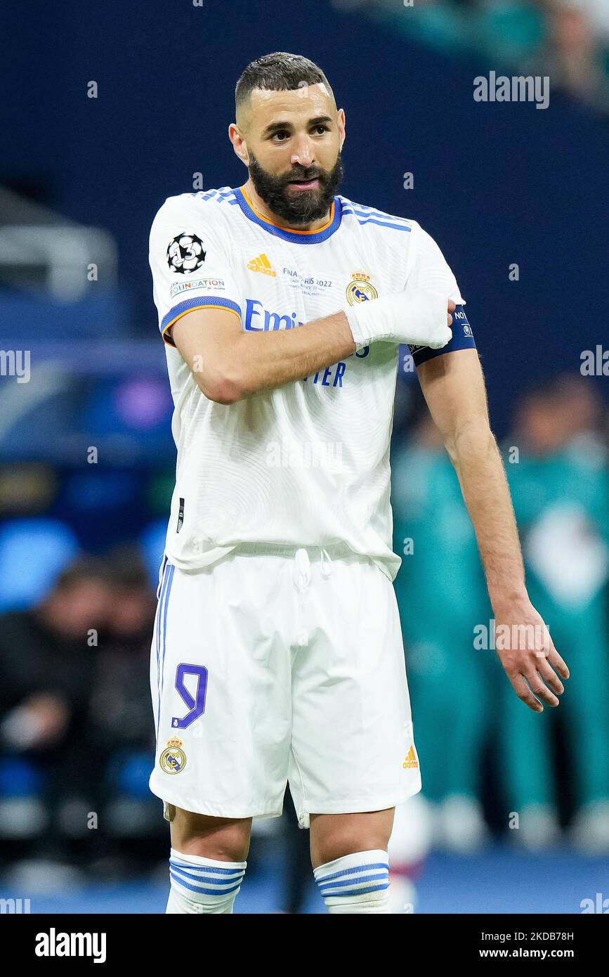 Karim Benzema du Real Madrid CF semble abattu lors du match final de la Ligue des champions de l'UEFA entre le FC Liverpool et le Real Madrid CF au Stade de France sur 28 mai 2022 à Paris, en France. (Photo de Giuseppe Maffia/NurPhoto) Banque D'Images Karim Benzema du Real Madrid CF semble abattu lors du match final de la Ligue des champions de l'UEFA entre le FC Liverpool et le Real Madrid CF au Stade de France sur 28 mai 2022 à Paris, en France. (Photo de Giuseppe Maffia/NurPhoto) Banque D'Images