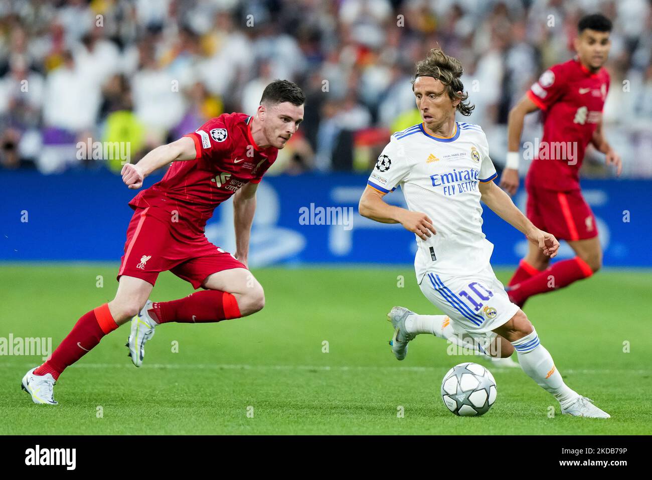 Luka Modric, du Real Madrid CF, et Andrew Robertson, du Liverpool FC, participent au match de finale de la Ligue des champions de l'UEFA entre le Liverpool FC et le Real Madrid CF au Stade de France sur 28 mai 2022 à Paris, en France. (Photo de Giuseppe Maffia/NurPhoto) Banque D'Images Luka Modric, du Real Madrid CF, et Andrew Robertson, du Liverpool FC, participent au match de finale de la Ligue des champions de l'UEFA entre le Liverpool FC et le Real Madrid CF au Stade de France sur 28 mai 2022 à Paris, en France. (Photo de Giuseppe Maffia/NurPhoto) Banque D'Images