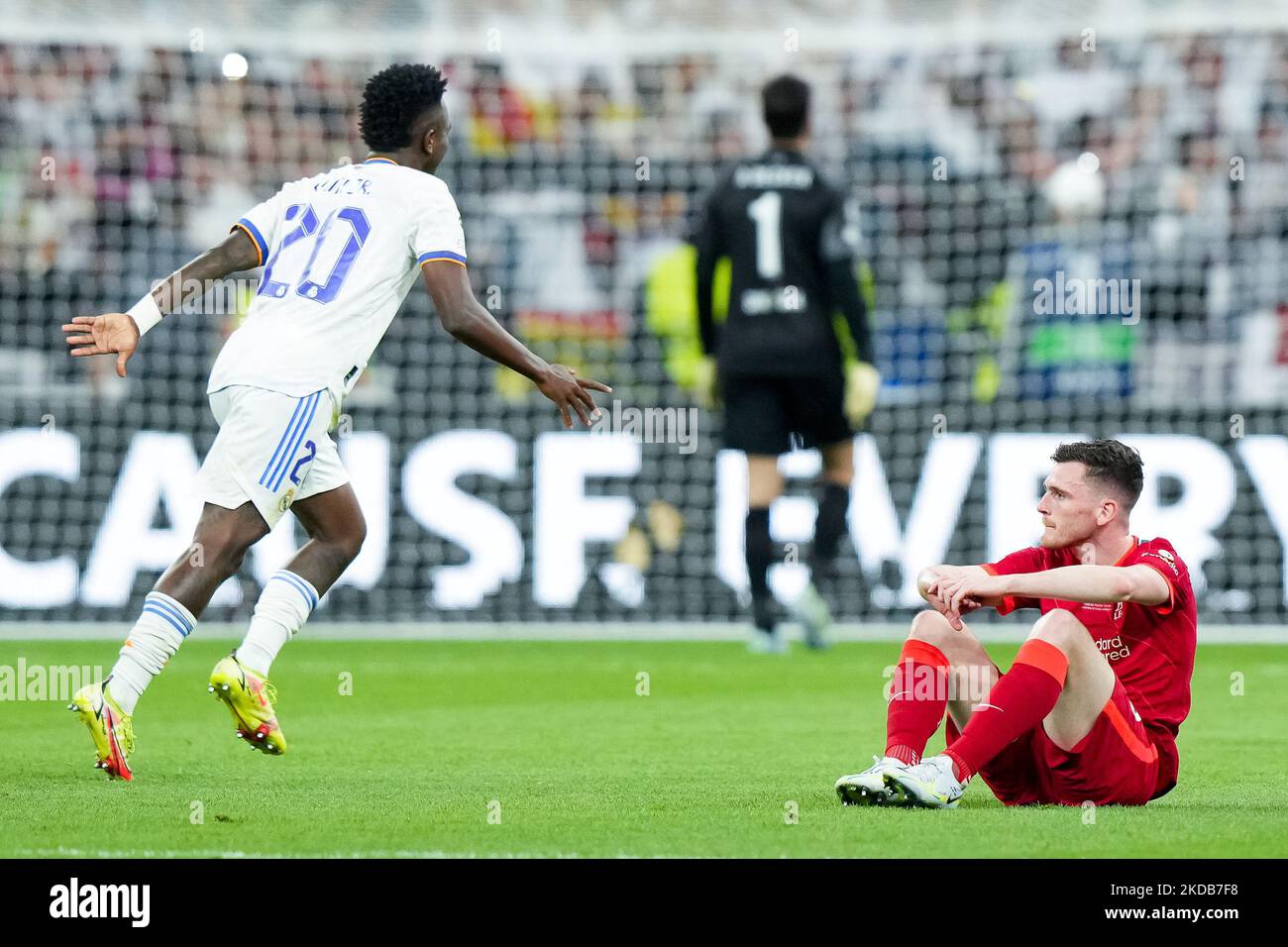Andrew Robertson du FC Liverpool semble abattu tandis que le Jeune Vinicius du Real Madrid CF célèbre la victoire de la Ligue des champions à la fin du match final de la Ligue des champions de l'UEFA entre le FC Liverpool et le Real Madrid CF au Stade de France sur 28 mai 2022 à Paris, en France. (Photo de Giuseppe Maffia/NurPhoto) Banque D'Images Andrew Robertson du FC Liverpool semble abattu tandis que le Jeune Vinicius du Real Madrid CF célèbre la victoire de la Ligue des champions à la fin du match final de la Ligue des champions de l'UEFA entre le FC Liverpool et le Real Madrid CF au Stade de France sur 28 mai 2022 à Paris, en France. (Photo de Giuseppe Maffia/NurPhoto) Banque D'Images