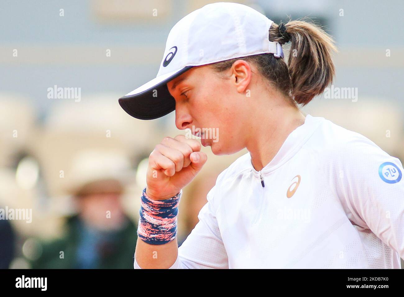 IGA Swiatek lors de son match contre Zheng Qinwen sur la cour de Philipe Chatrier dans l'Open 4th Round 2022. (Photo par Ibrahim Ezzat/NurPhoto) Banque D'Images