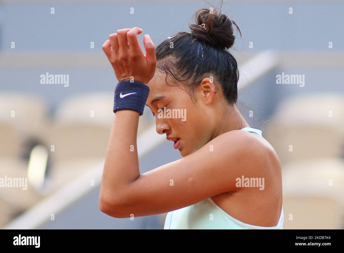 Zheng Qinwen lors de son match contre IGA Swiatek sur la cour de Philipe Chatrier dans le cadre de l'Open 4th Round 2022. (Photo par Ibrahim Ezzat/NurPhoto) Banque D'Images