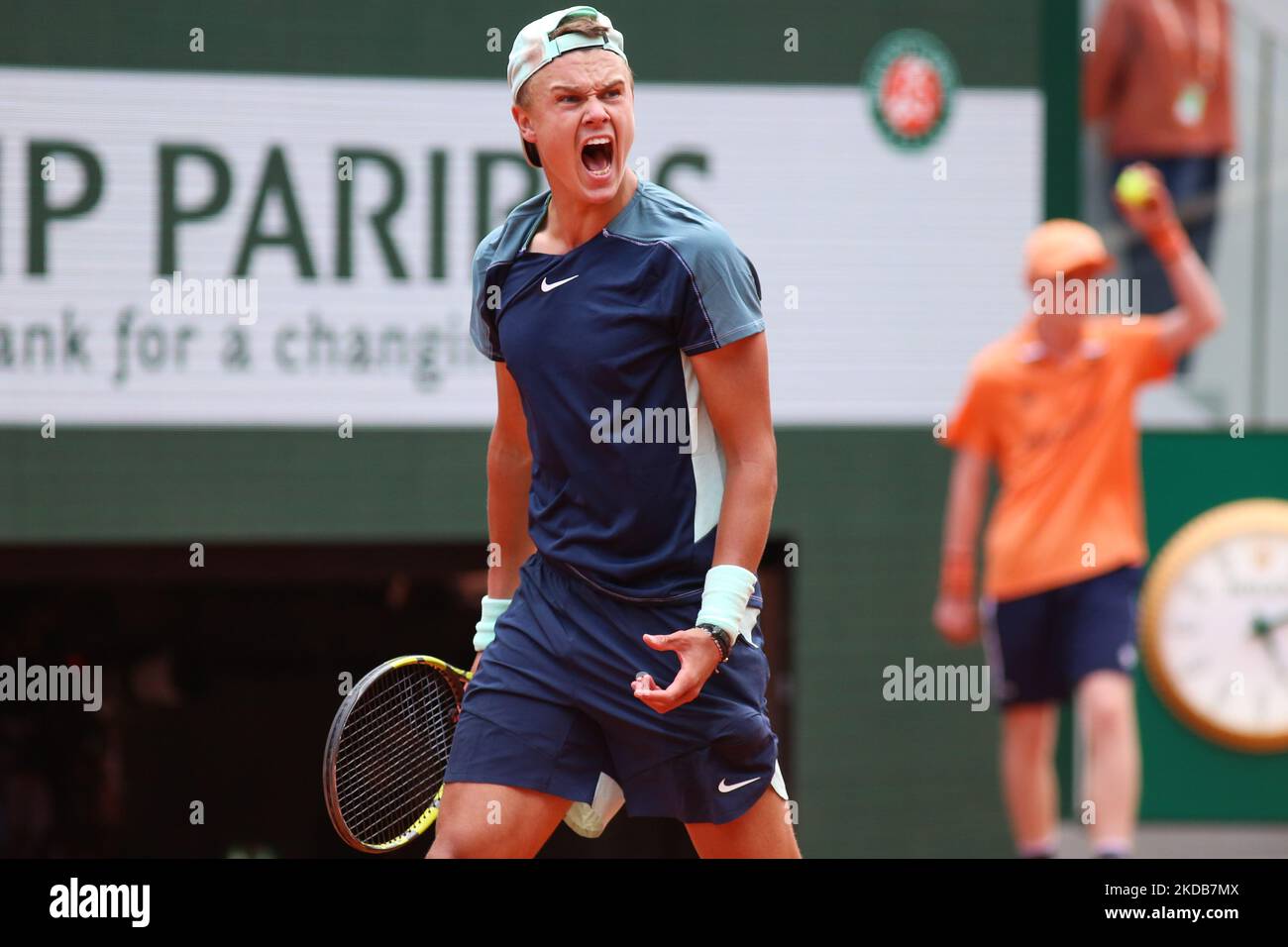 Holger Rune lors de son match contre Stefanos Tsitsipas sur la cour de Philipe Chatrier dans l'Open 4th Round 2022. (Photo par Ibrahim Ezzat/NurPhoto) Banque D'Images Holger Rune lors de son match contre Stefanos Tsitsipas sur la cour de Philipe Chatrier dans l'Open 4th Round 2022. (Photo par Ibrahim Ezzat/NurPhoto) Banque D'Images