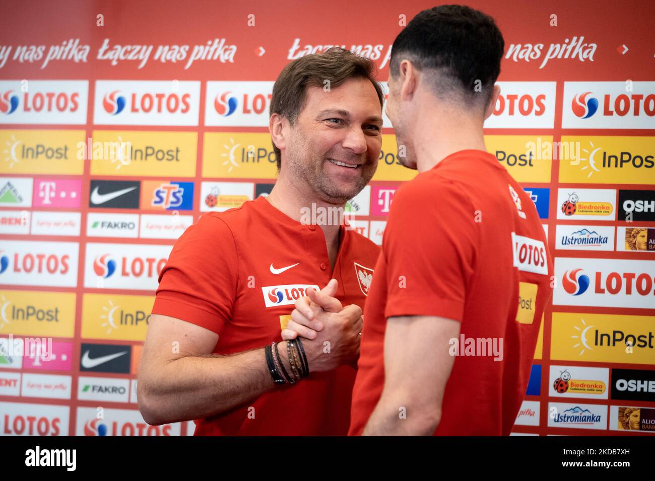 Jakub Kwiatkowski (attaché de presse de l'Association polonaise de football) et Robert Lewandowski lors de la conférence de presse de l'équipe nationale polonaise de football, au DoubleTree by Hilton à Varsovie, Pologne sur 30 mai 2022 (photo de Mateusz Wlodarczyk/NurPhoto) Banque D'Images