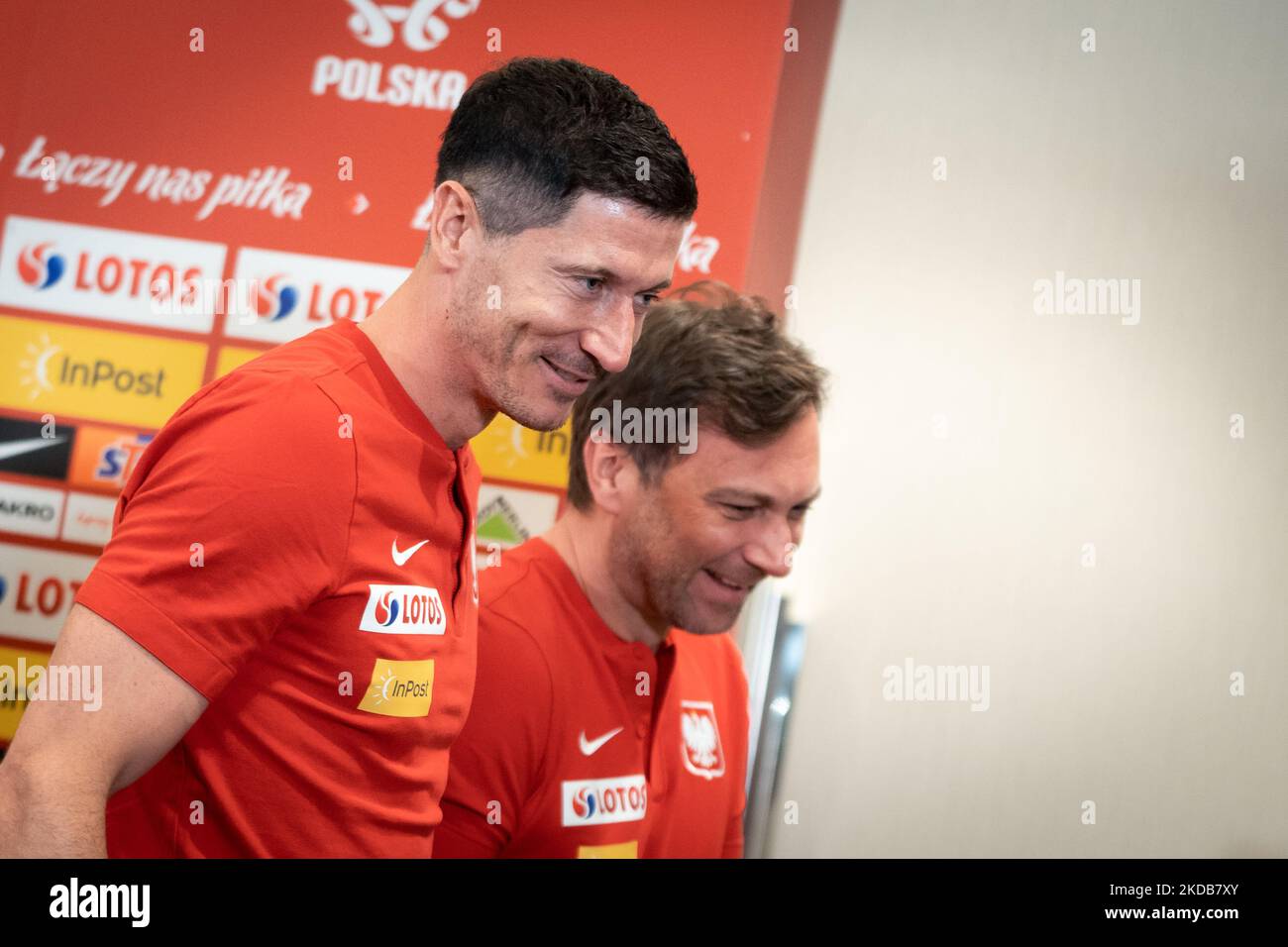 Robert Lewandowski et Jakub Kwiatkowski (attaché de presse de l'Association polonaise de football) lors de la conférence de presse de l'équipe nationale polonaise de football, au DoubleTree by Hilton à Varsovie, Pologne sur 30 mai 2022 (photo de Mateusz Wlodarczyk/NurPhoto) Banque D'Images